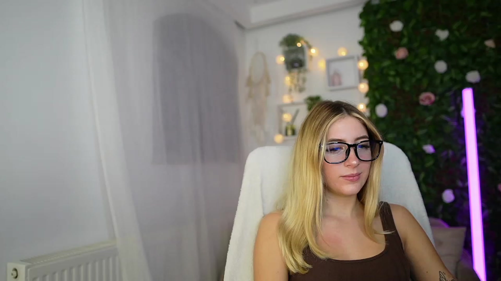 Gallery image thumbnail from Tina_Nappi18's myfreecams stream on, 09/26/2023, 16:59 image 11 of 20