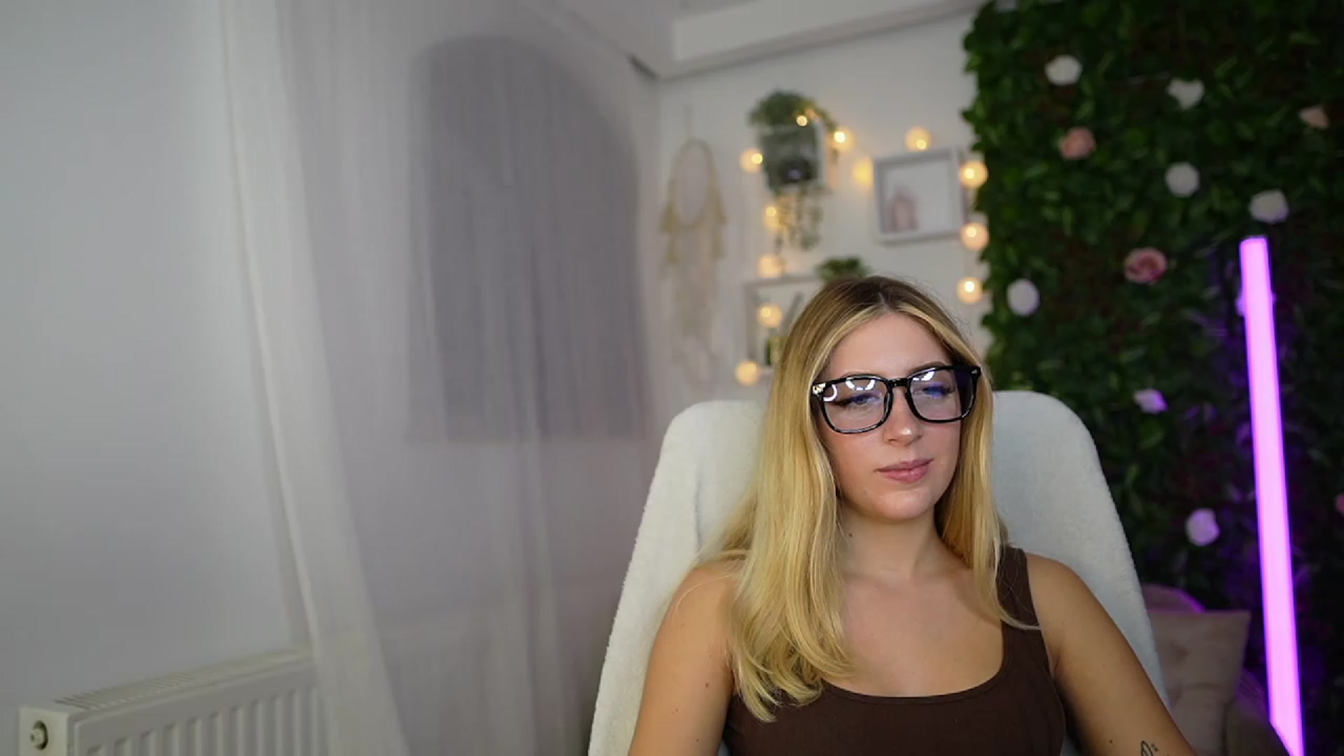 Gallery image thumbnail from Tina_Nappi18's myfreecams stream on, 09/26/2023, 17:44 image 6 of 20