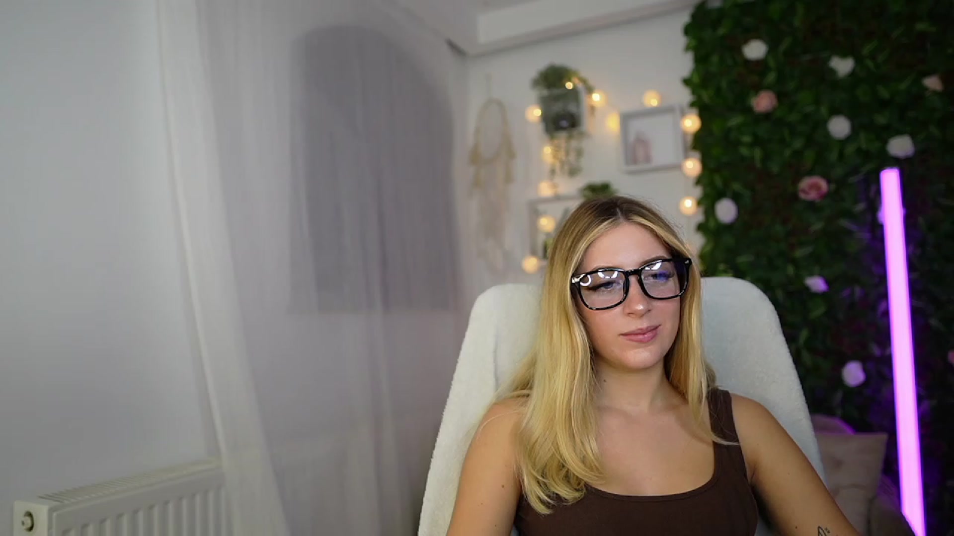 Gallery image thumbnail from Tina_Nappi18's myfreecams stream on, 09/26/2023, 17:44 image 9 of 20