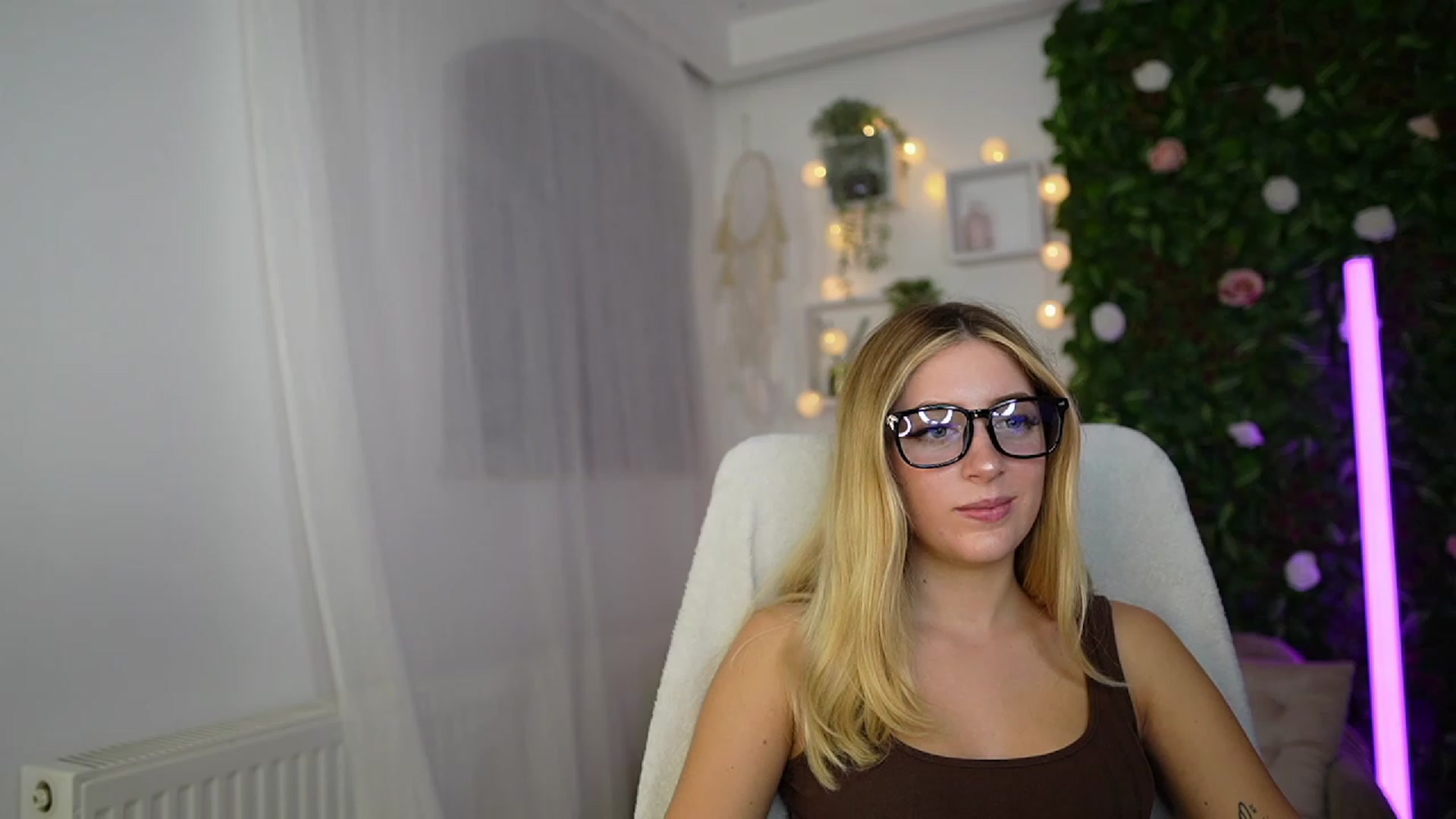 Gallery image thumbnail from Tina_Nappi18's myfreecams stream on, 09/26/2023, 17:44 image 15 of 20