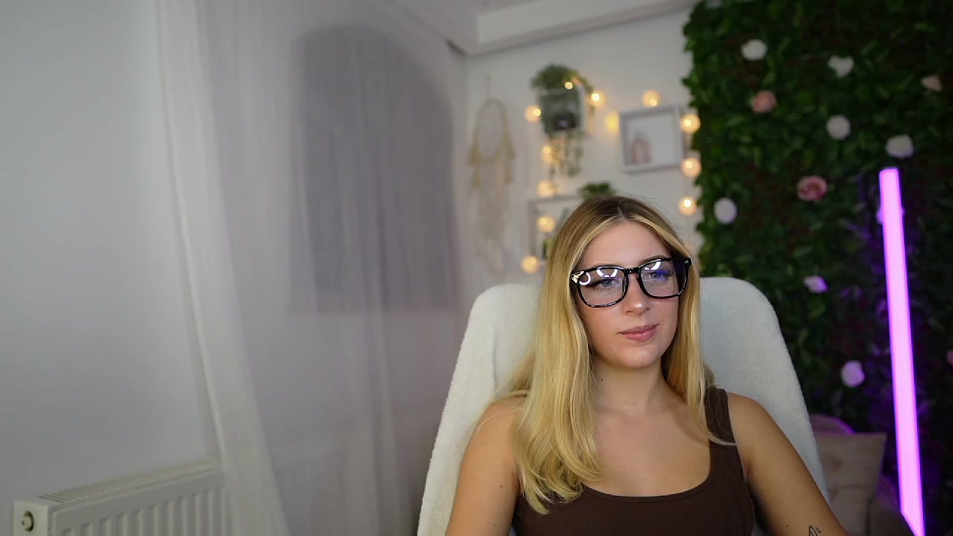 Gallery image thumbnail from Tina_Nappi18's myfreecams stream on, 09/26/2023, 17:44 image 7 of 20