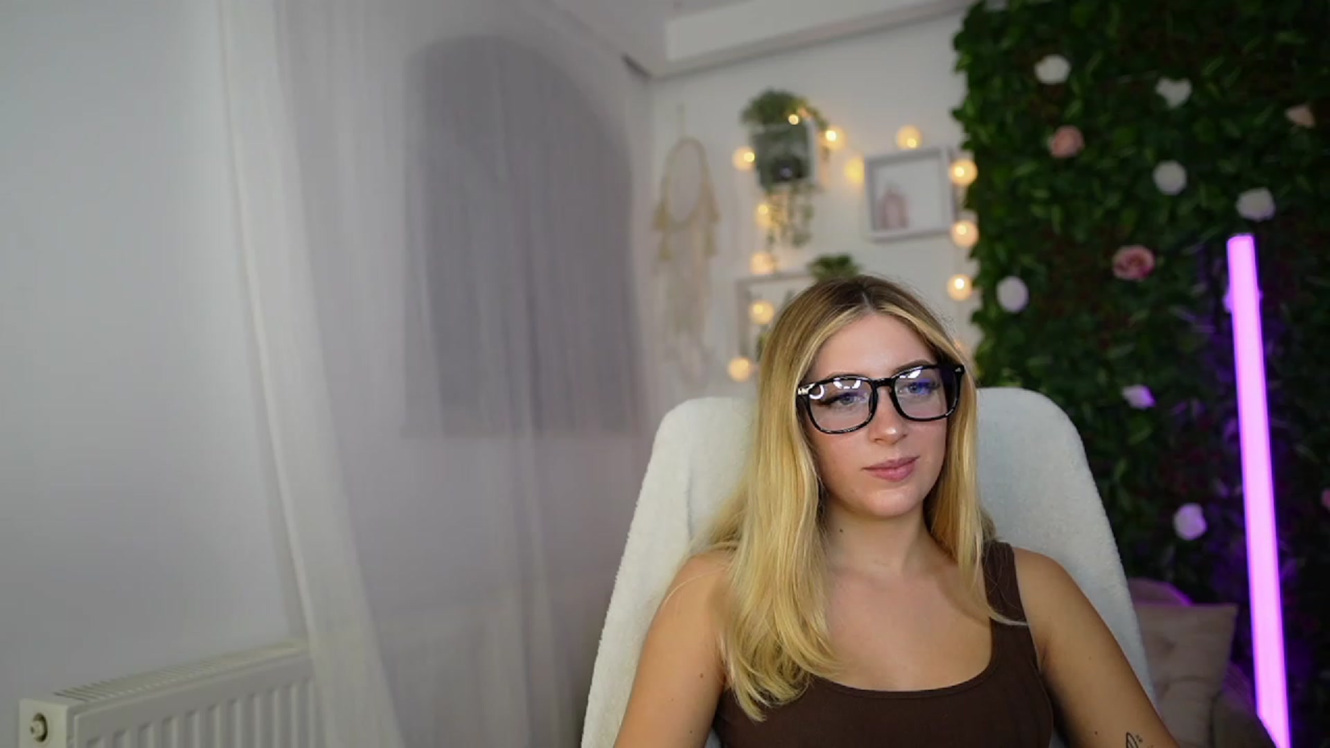 Gallery image thumbnail from Tina_Nappi18's myfreecams stream on, 09/26/2023, 17:44 image 13 of 20