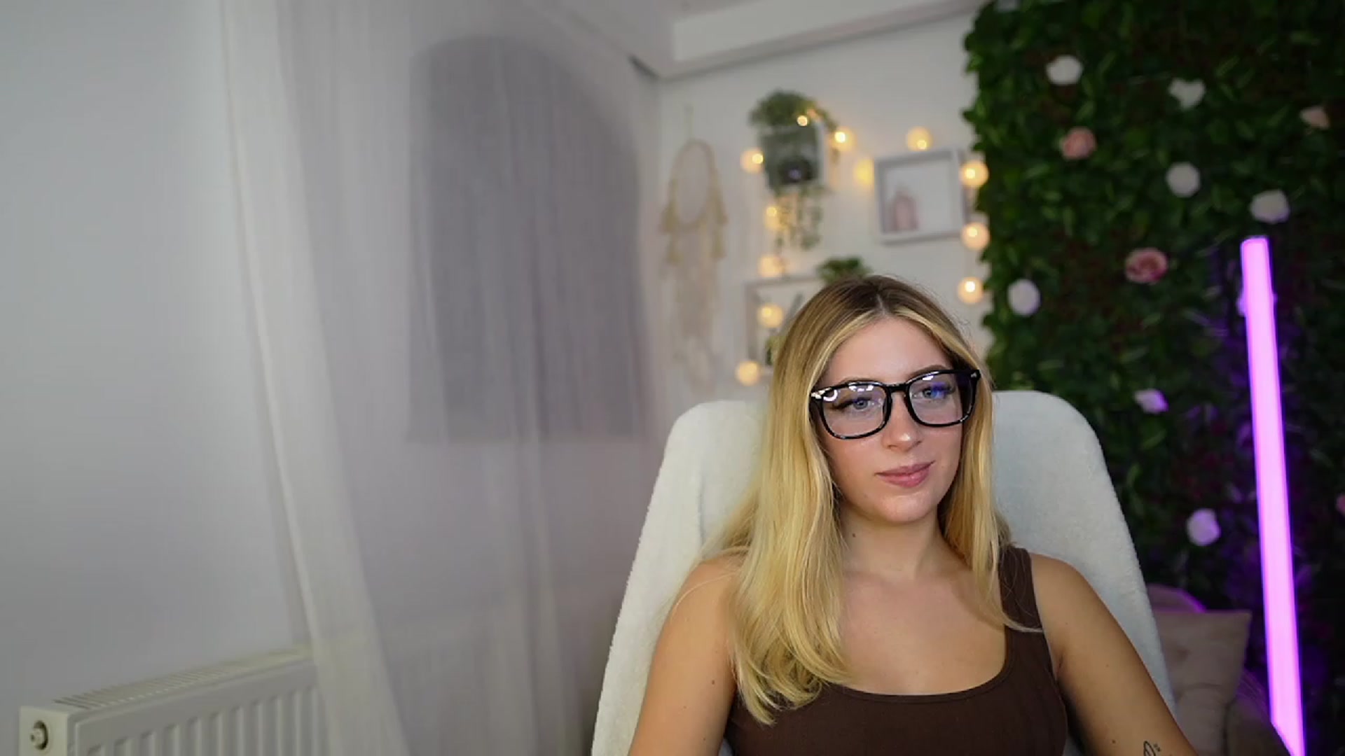 Gallery image thumbnail from Tina_Nappi18's myfreecams stream on, 09/26/2023, 17:44 image 12 of 20
