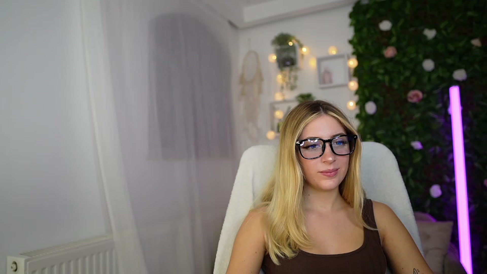 Gallery image thumbnail from Tina_Nappi18's myfreecams stream on, 09/26/2023, 17:44 image 16 of 20