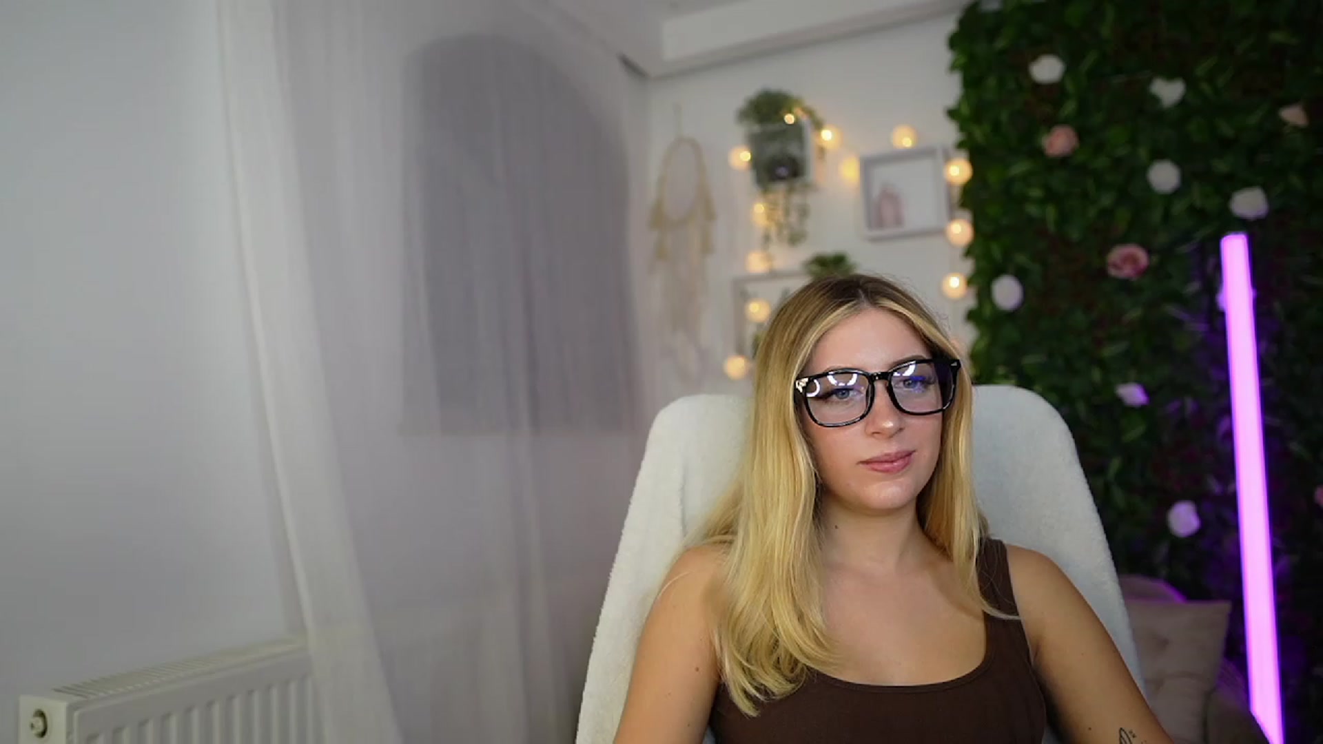 Gallery image thumbnail from Tina_Nappi18's myfreecams stream on, 09/26/2023, 17:44 image 14 of 20