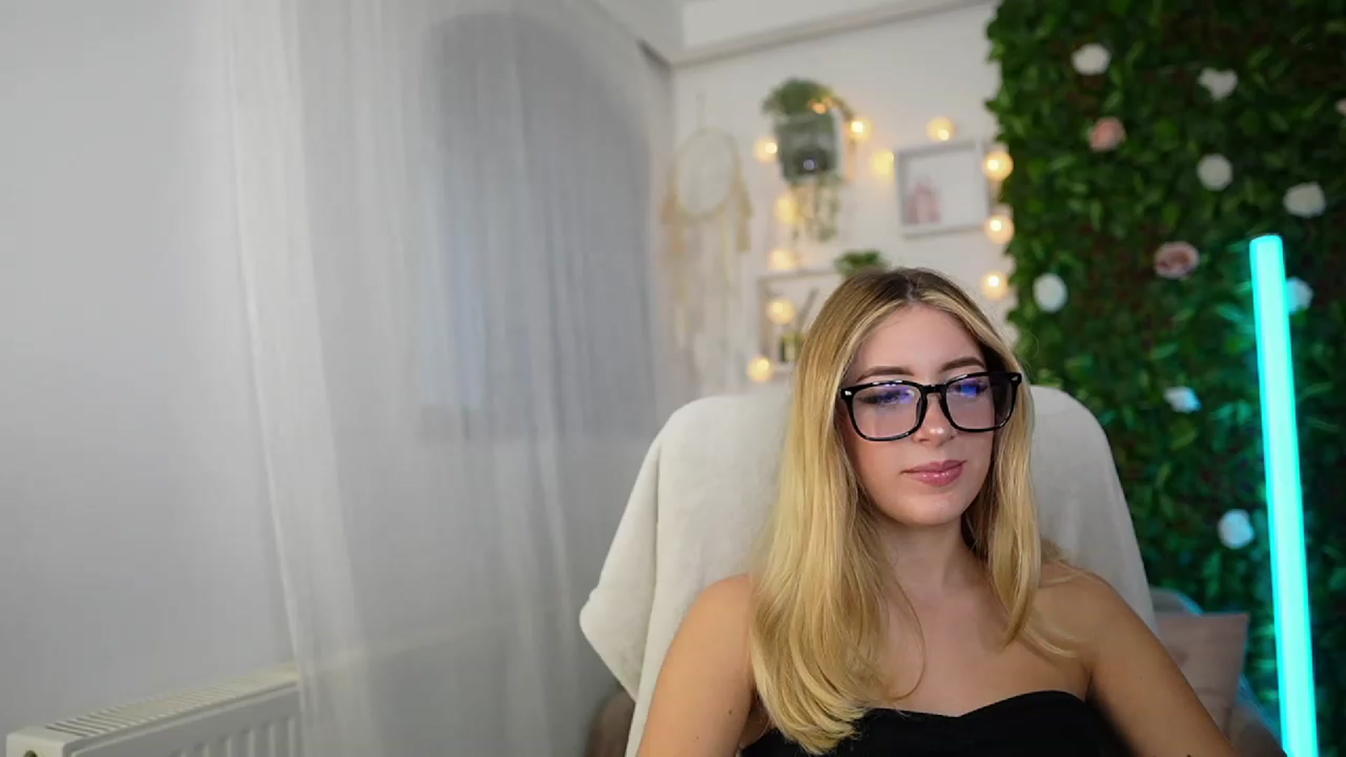 Gallery image thumbnail from Tina_Nappi18's myfreecams stream on, 09/27/2023, 14:29 image 13 of 20