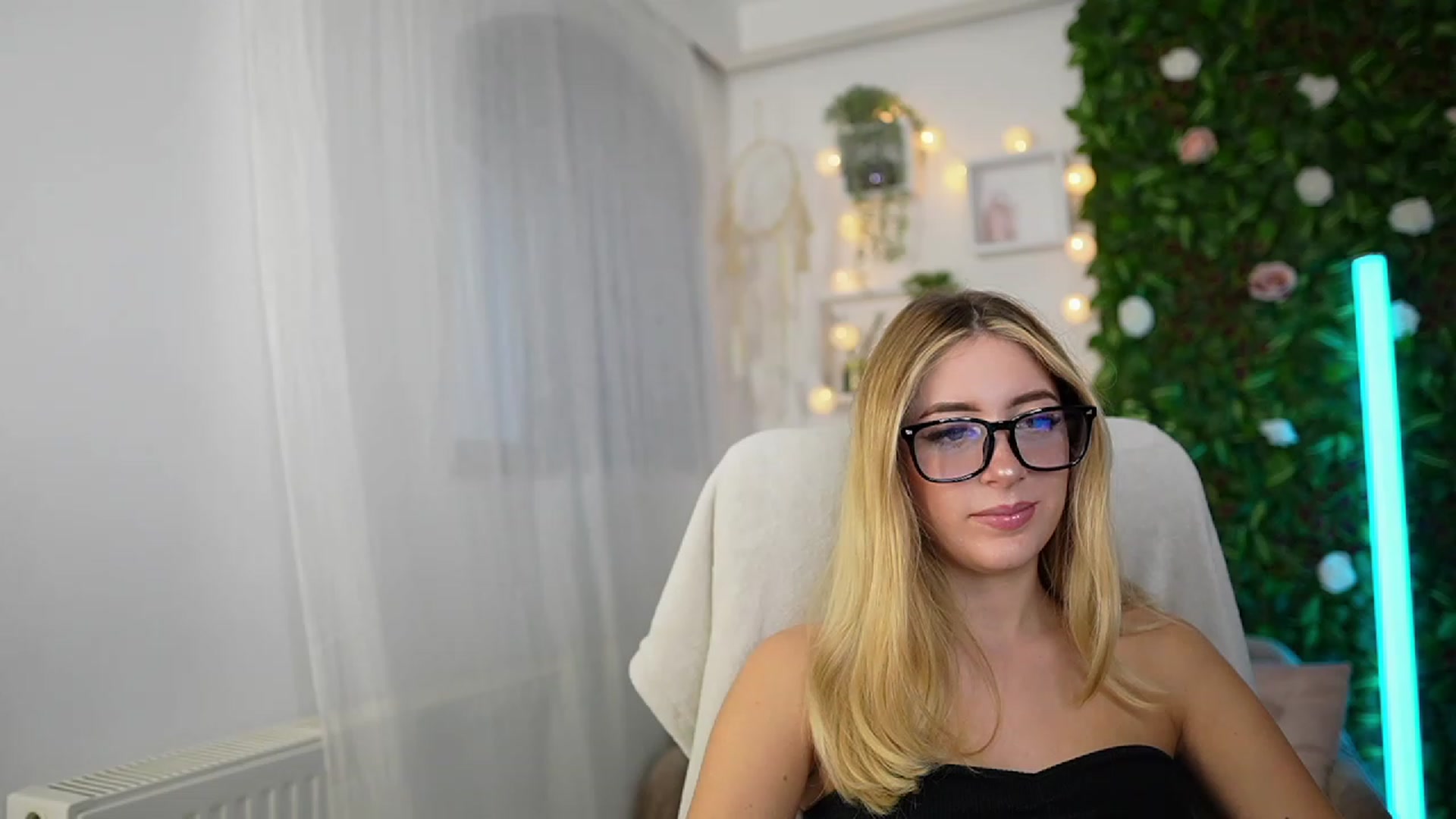 Gallery image thumbnail from Tina_Nappi18's myfreecams stream on, 09/27/2023, 14:29 image 12 of 20