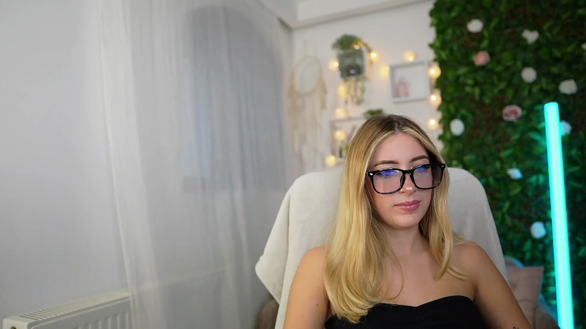 Gallery image thumbnail from Tina_Nappi18's myfreecams stream on, 09/27/2023, 14:29 image 7 of 20
