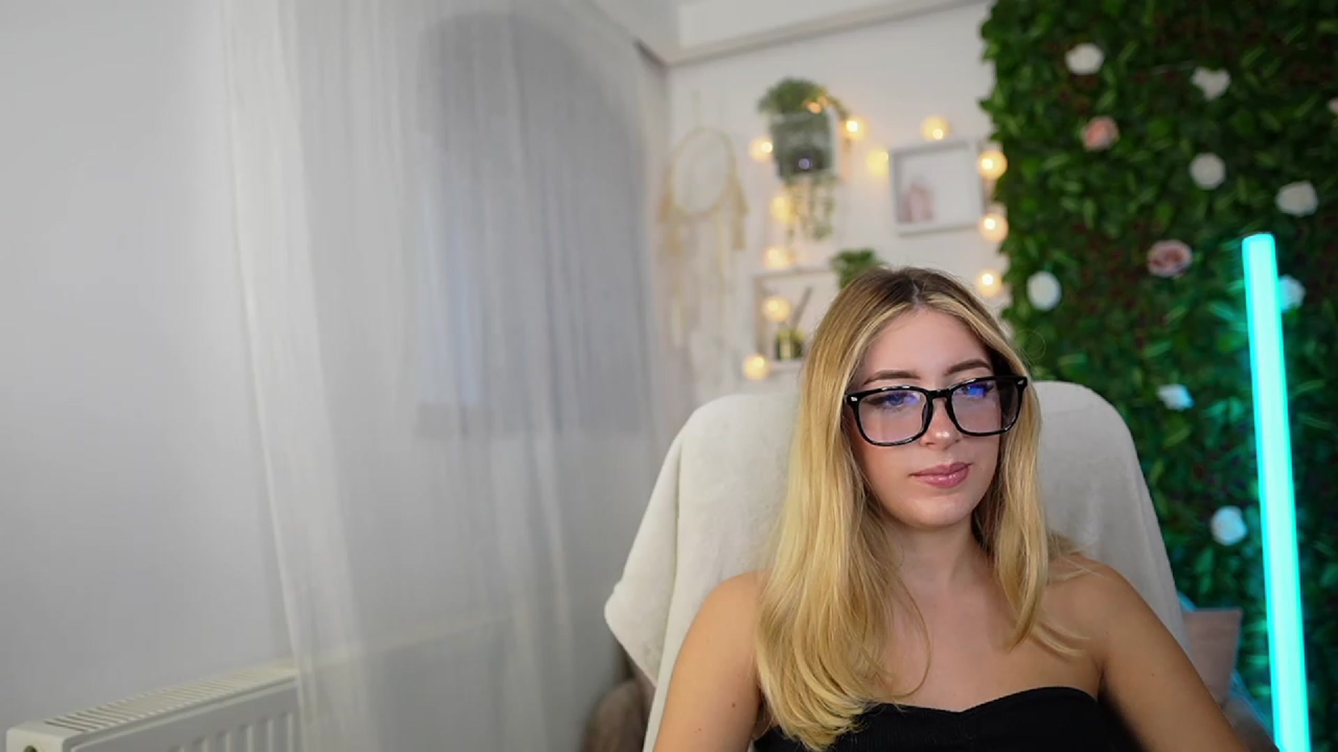 Gallery image thumbnail from Tina_Nappi18's myfreecams stream on, 09/27/2023, 14:29 image 20 of 20