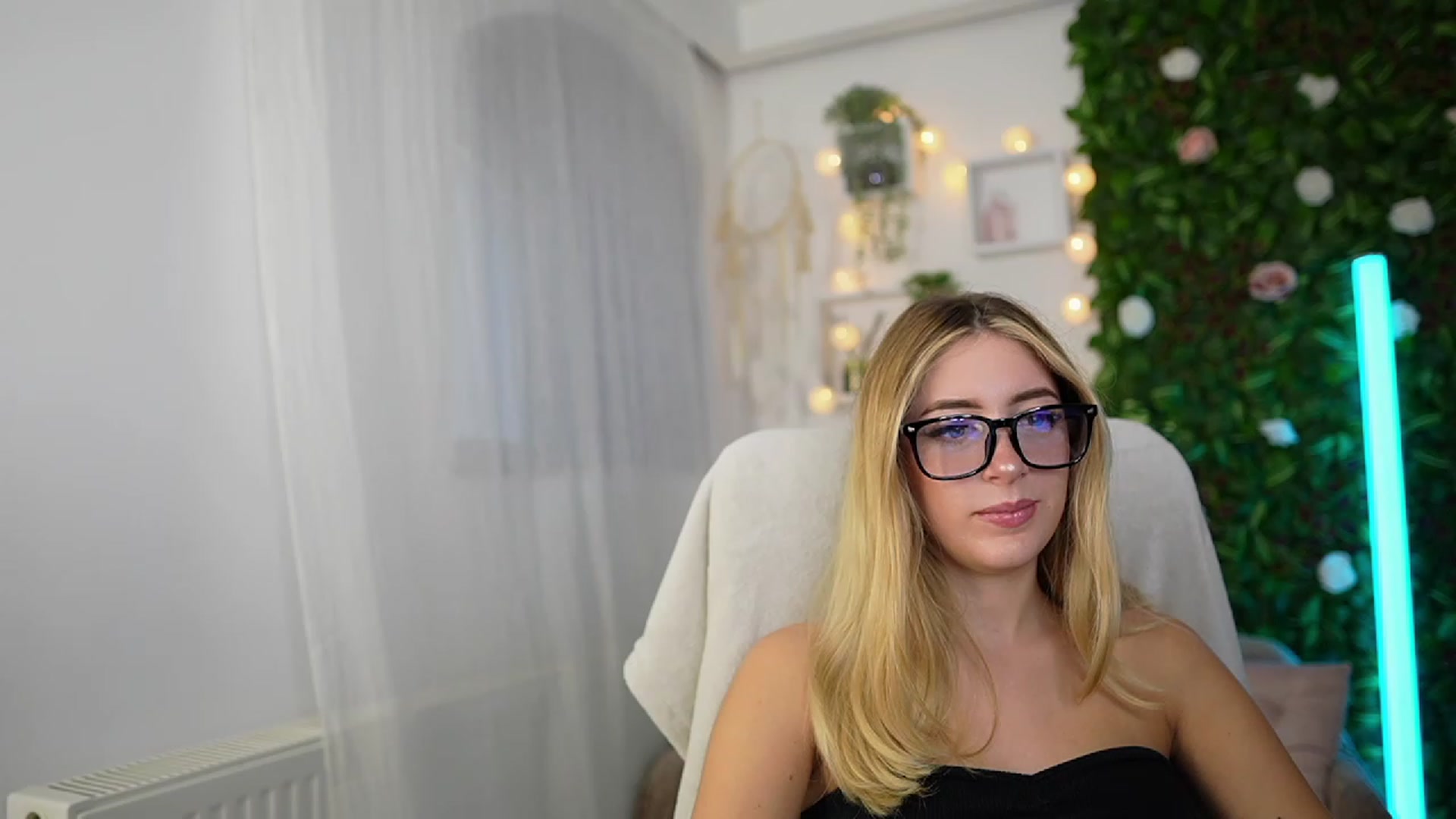 Gallery image thumbnail from Tina_Nappi18's myfreecams stream on, 09/27/2023, 14:29 image 16 of 20