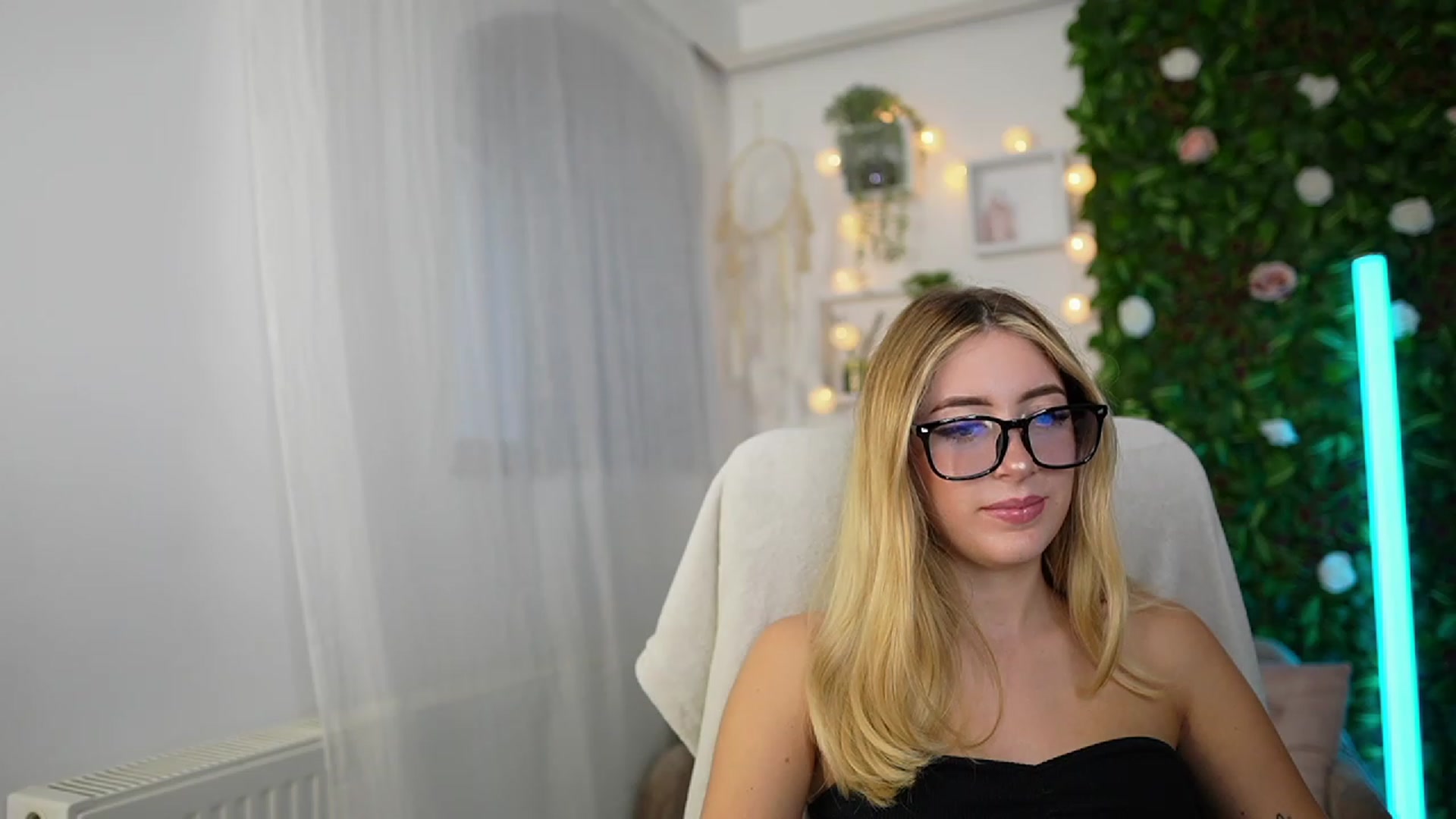 Gallery image thumbnail from Tina_Nappi18's myfreecams stream on, 09/27/2023, 14:29 image 8 of 20