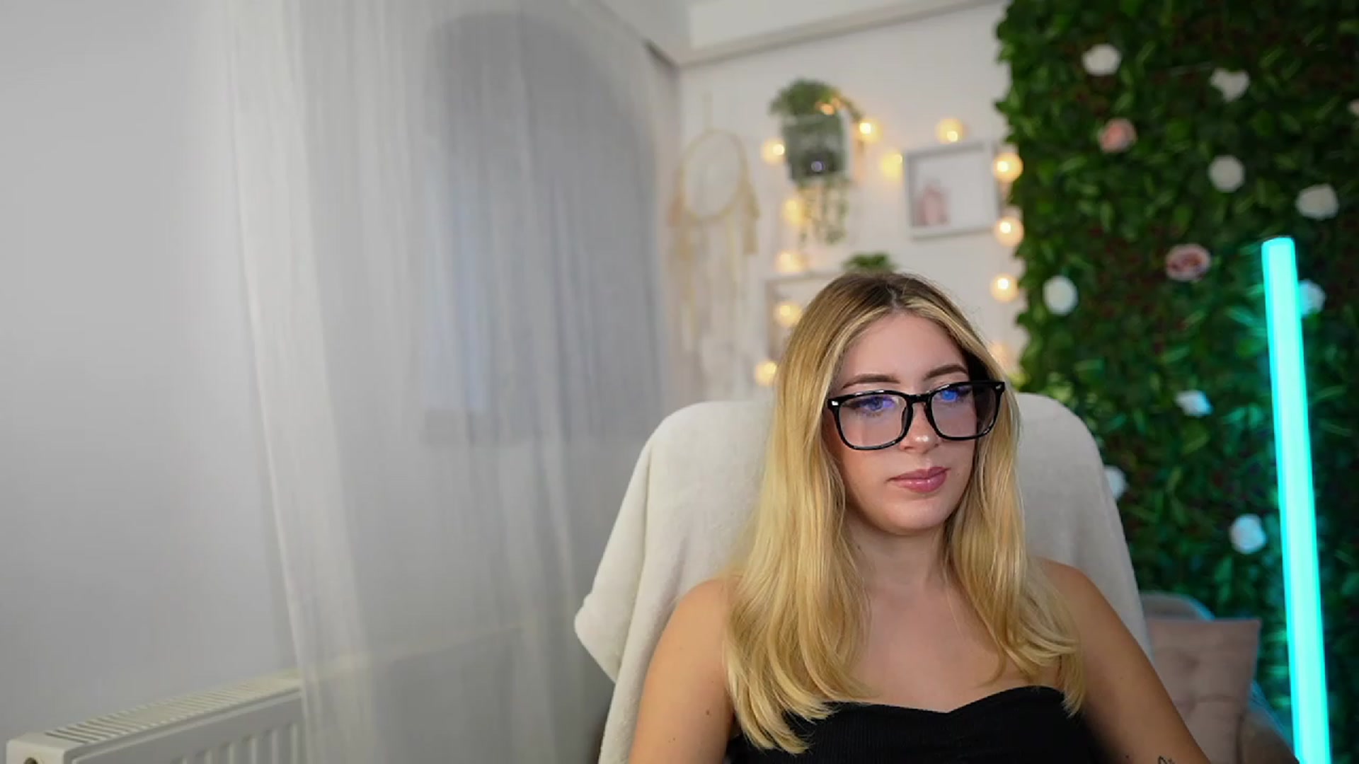 Gallery image thumbnail from Tina_Nappi18's myfreecams stream on, 09/27/2023, 14:29 image 3 of 20