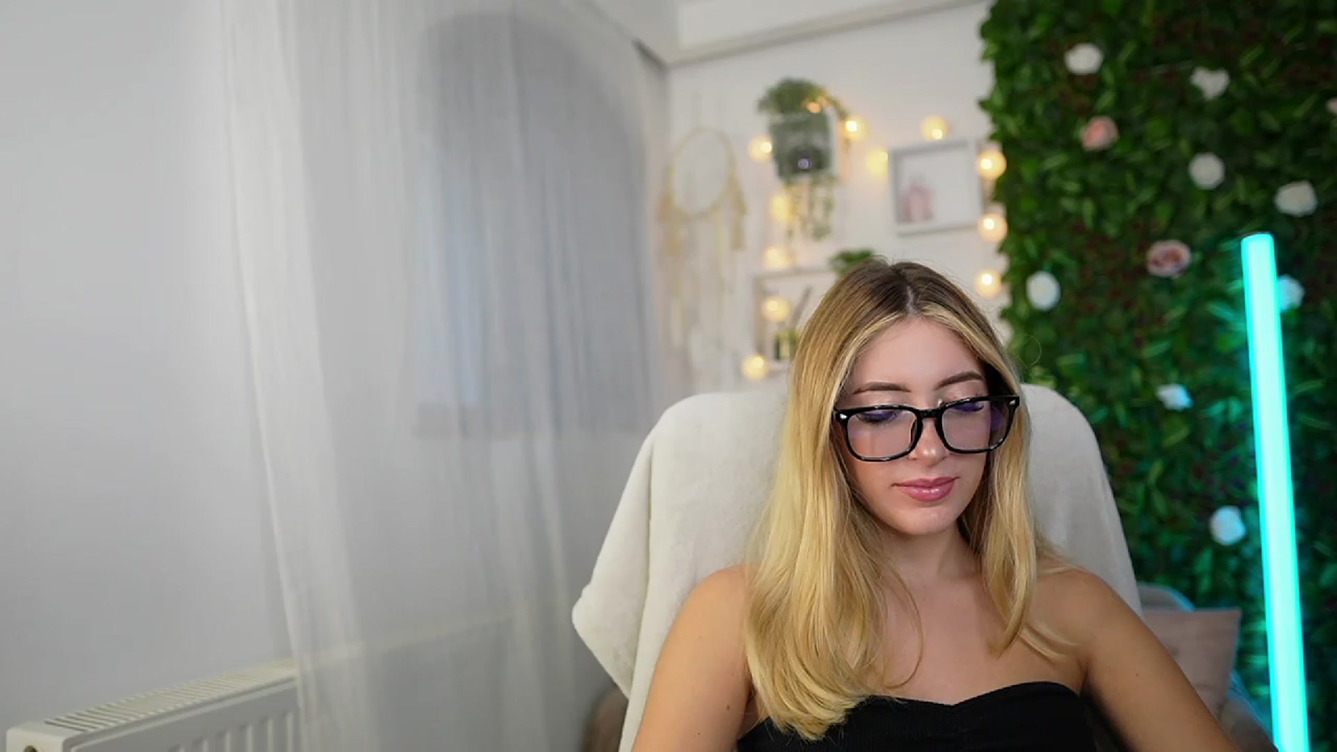 Gallery image thumbnail from Tina_Nappi18's myfreecams stream on, 09/27/2023, 14:29 image 9 of 20
