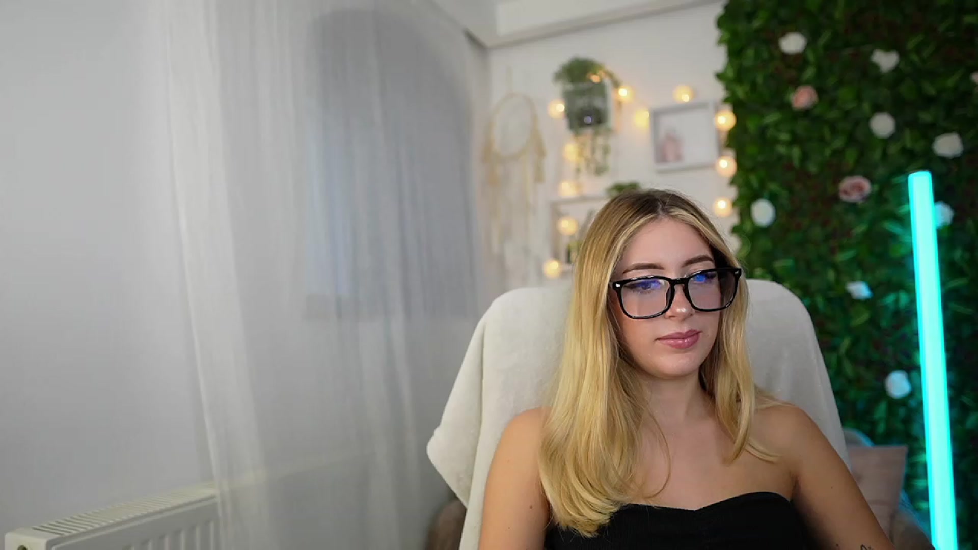 Gallery image thumbnail from Tina_Nappi18's myfreecams stream on, 09/27/2023, 14:29 image 6 of 20