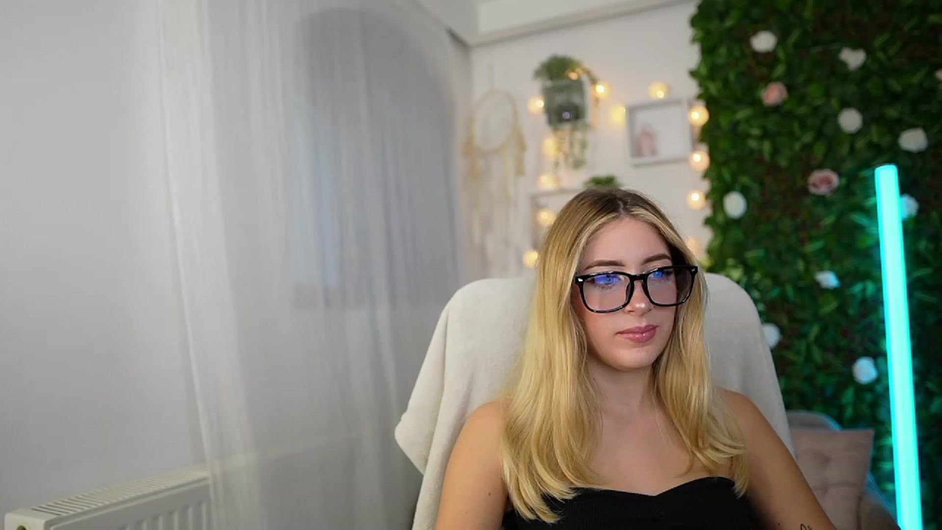 Gallery image thumbnail from Tina_Nappi18's myfreecams stream on, 09/27/2023, 14:29 image 2 of 20