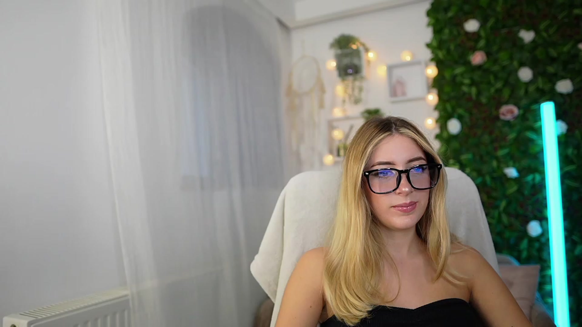 Gallery image thumbnail from Tina_Nappi18's myfreecams stream on, 09/27/2023, 14:29 image 17 of 20