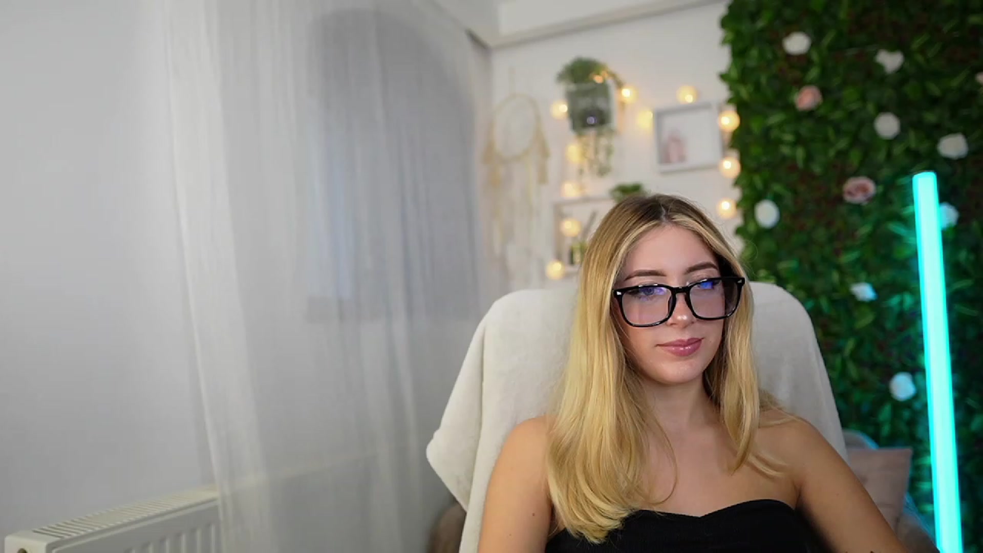 Gallery image thumbnail from Tina_Nappi18's myfreecams stream on, 09/27/2023, 14:29 image 11 of 20