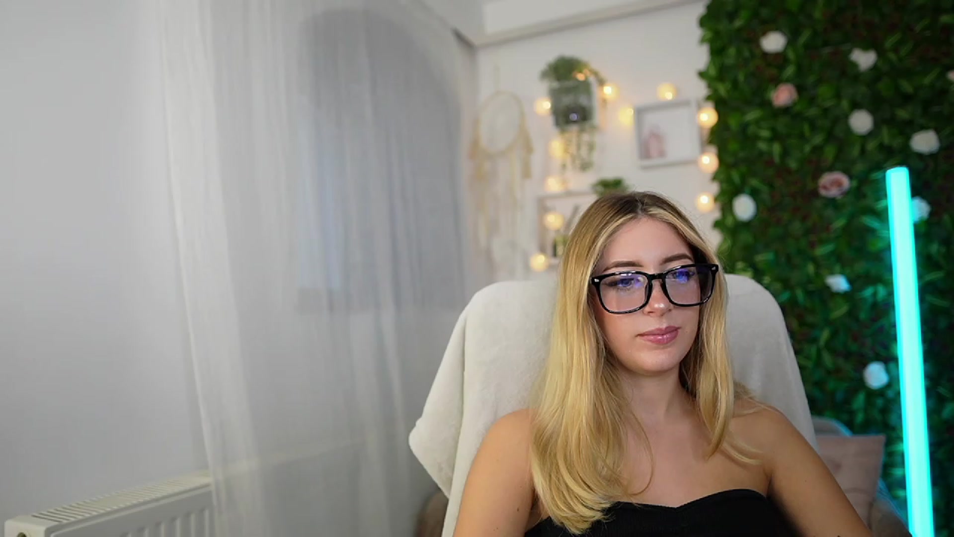 Gallery image thumbnail from Tina_Nappi18's myfreecams stream on, 09/27/2023, 14:29 image 15 of 20