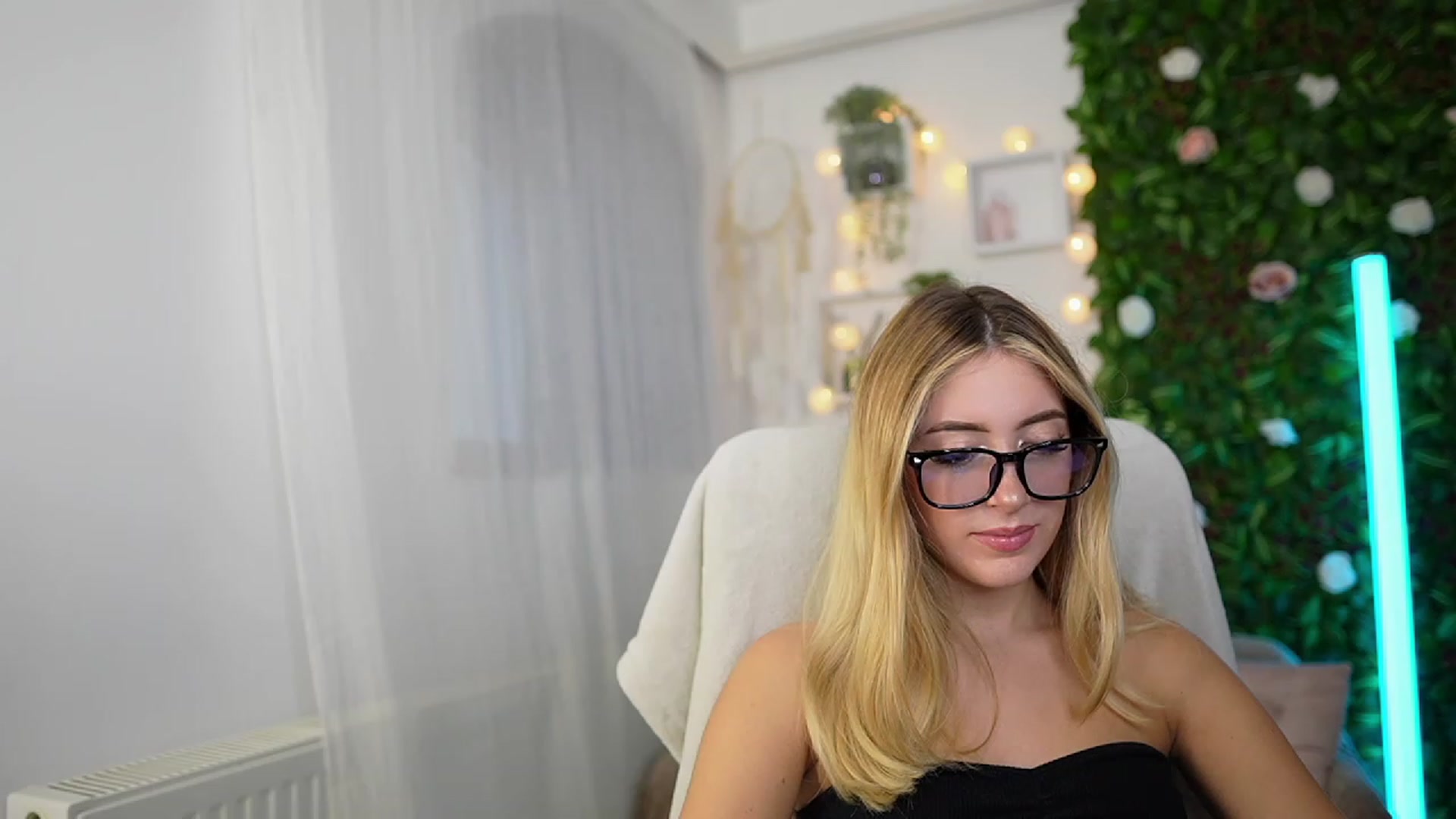 Gallery image thumbnail from Tina_Nappi18's myfreecams stream on, 09/27/2023, 14:29 image 10 of 20