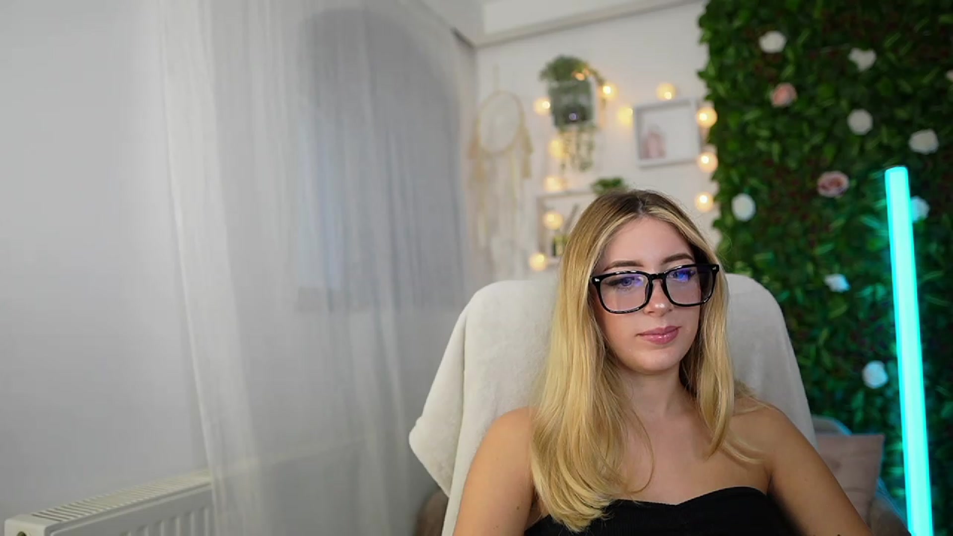 Gallery image thumbnail from Tina_Nappi18's myfreecams stream on, 09/27/2023, 14:29 image 14 of 20