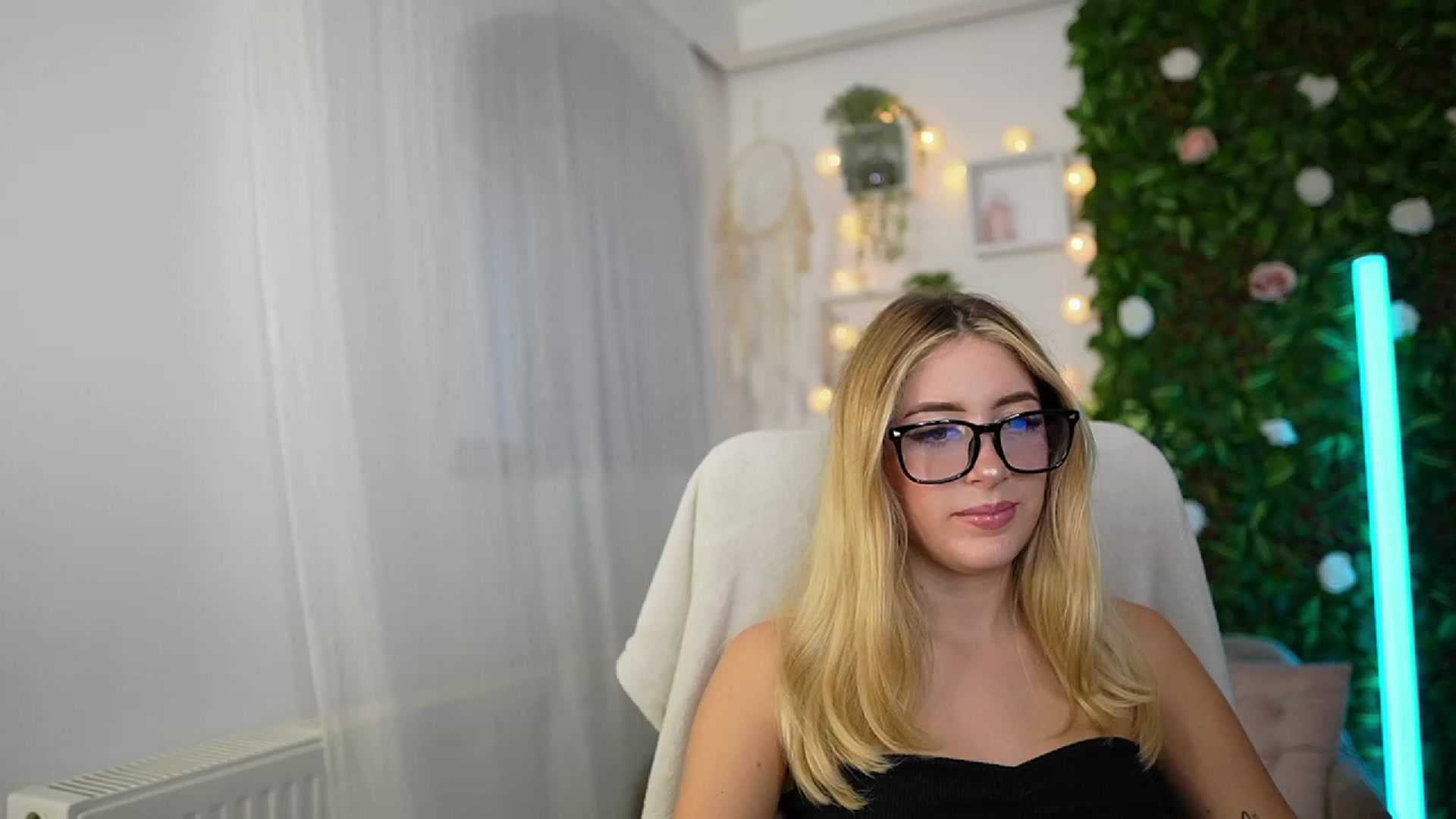 Gallery image thumbnail from Tina_Nappi18's myfreecams stream on, 09/27/2023, 14:29 image 4 of 20