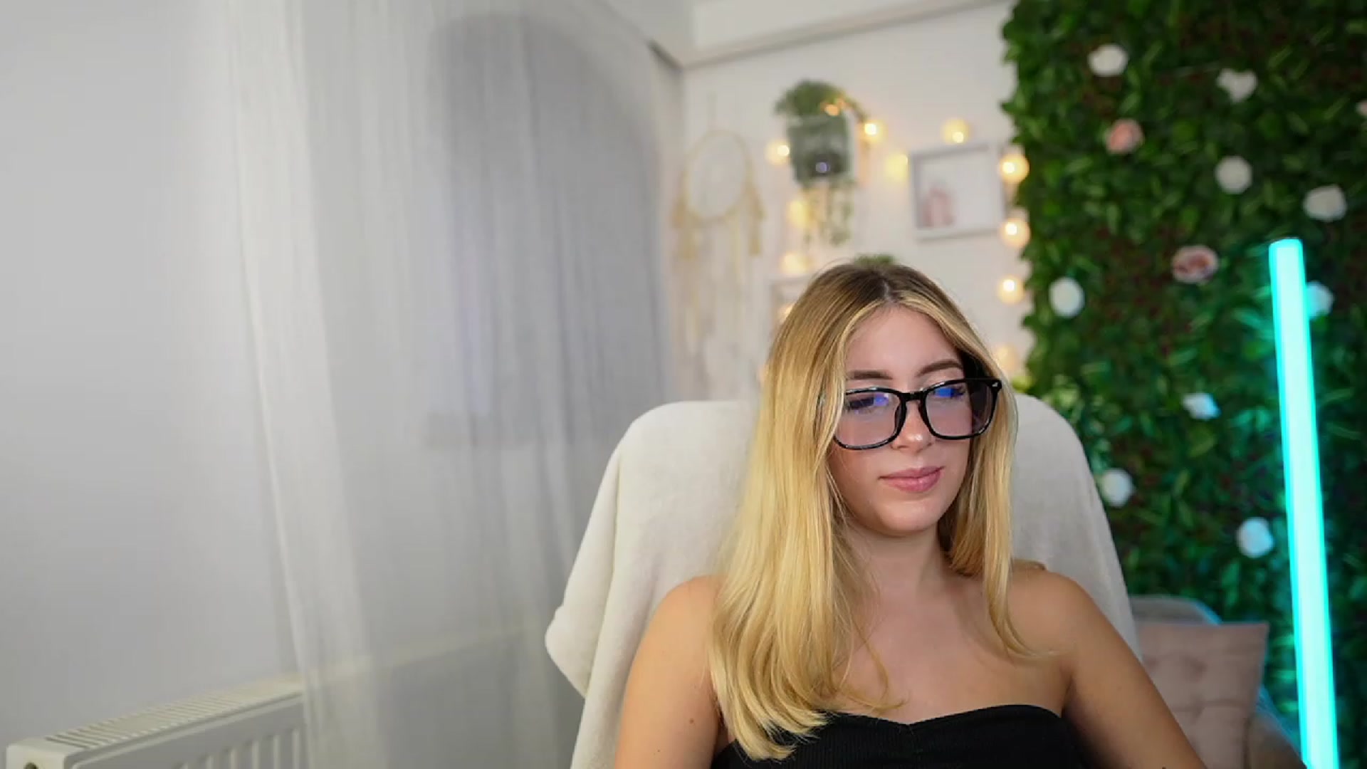 Gallery image thumbnail from Tina_Nappi18's myfreecams stream on, 09/27/2023, 15:30 image 2 of 20