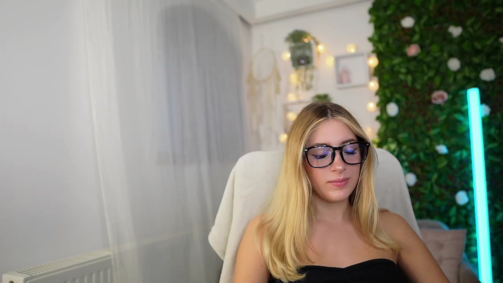 Gallery image thumbnail from Tina_Nappi18's myfreecams stream on, 09/27/2023, 15:30 image 20 of 20
