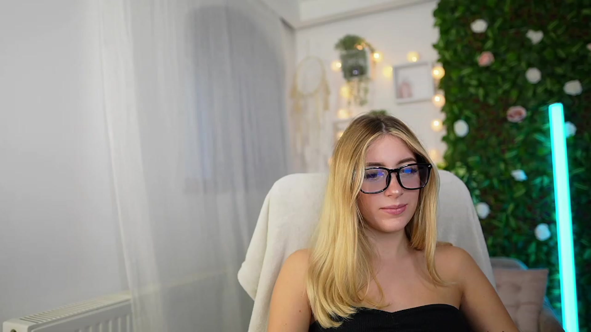 Gallery image thumbnail from Tina_Nappi18's myfreecams stream on, 09/27/2023, 15:30 image 5 of 20