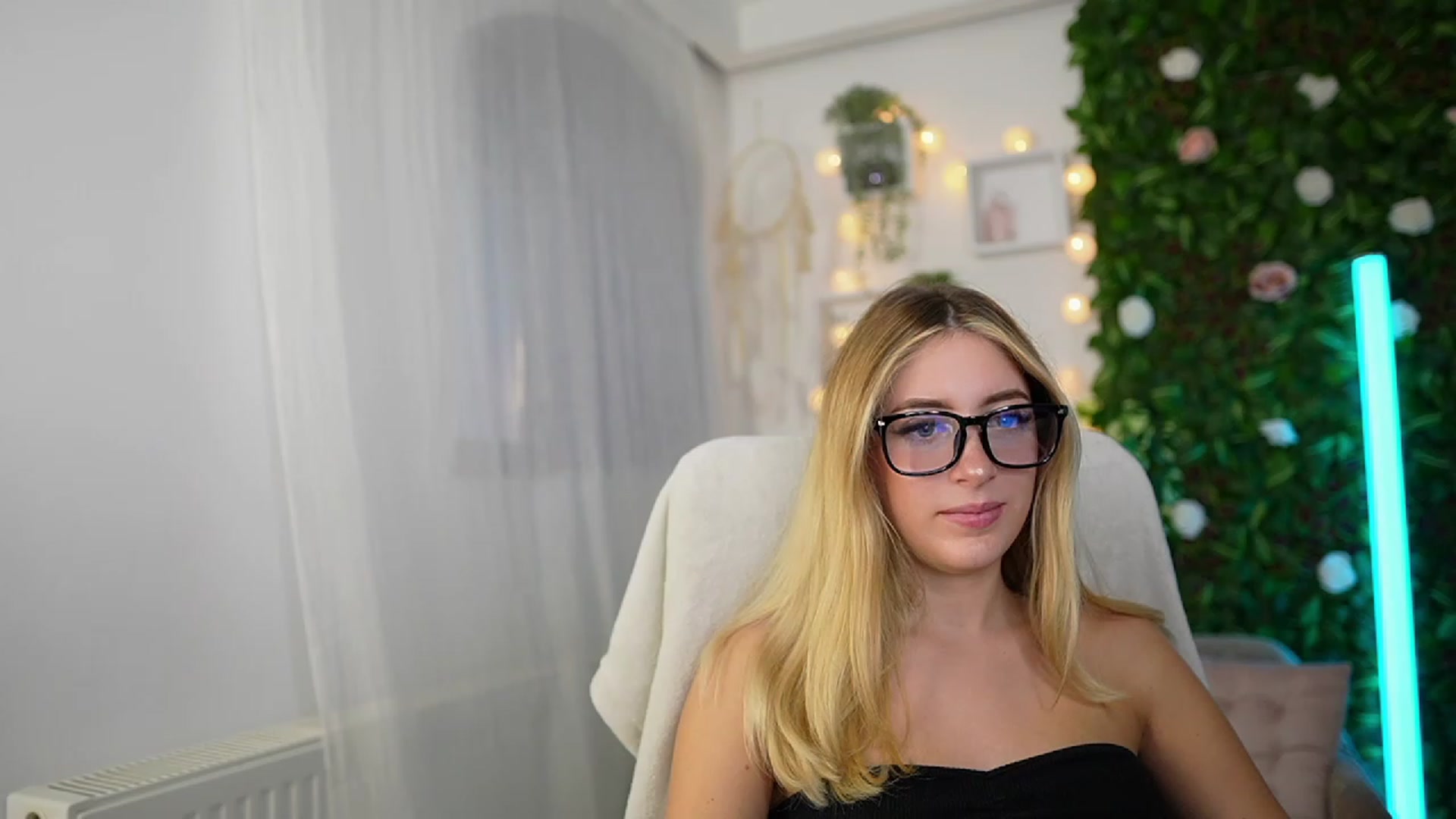 Gallery image thumbnail from Tina_Nappi18's myfreecams stream on, 09/27/2023, 15:30 image 10 of 20