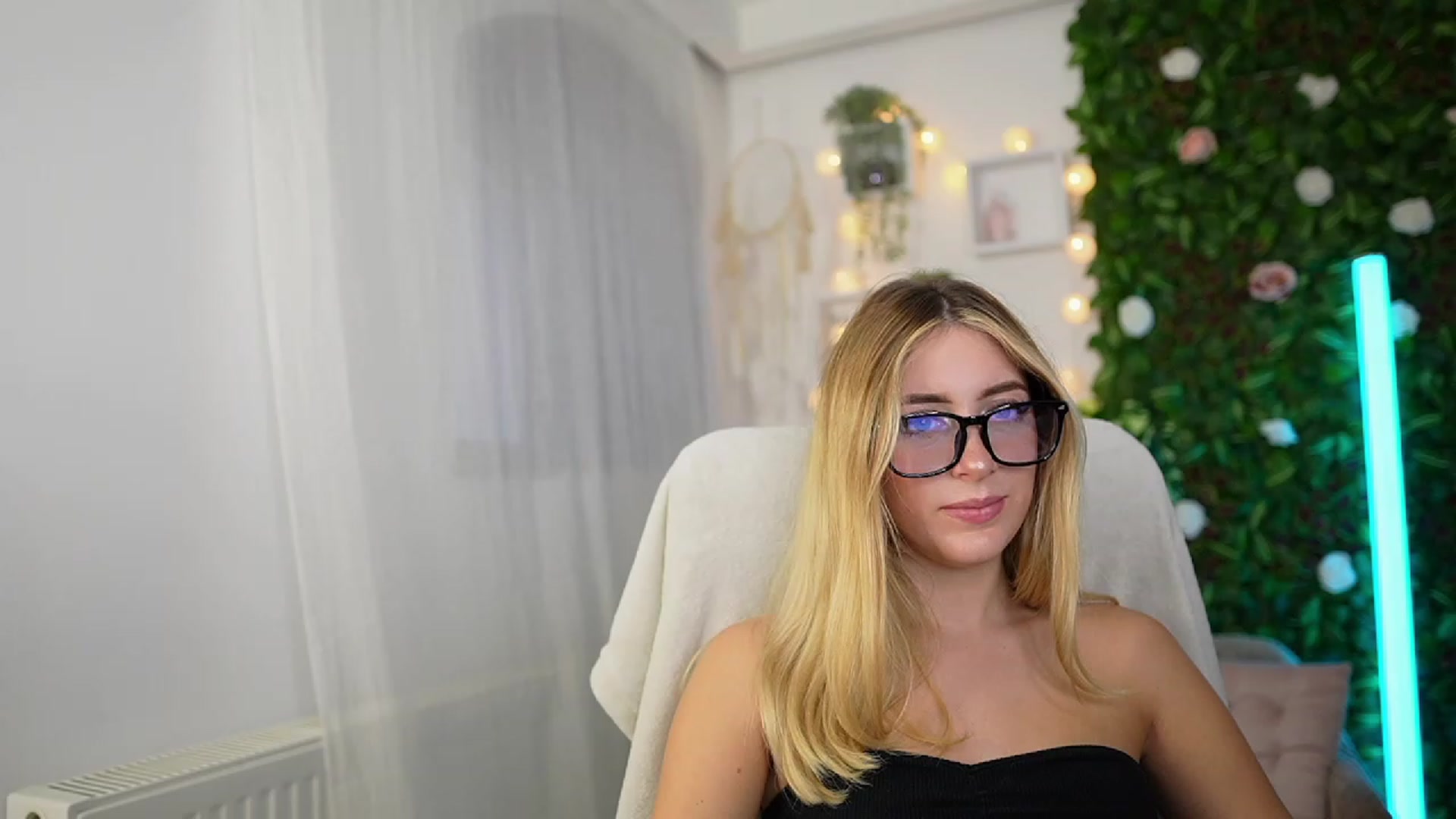 Gallery image thumbnail from Tina_Nappi18's myfreecams stream on, 09/27/2023, 15:30 image 1 of 20