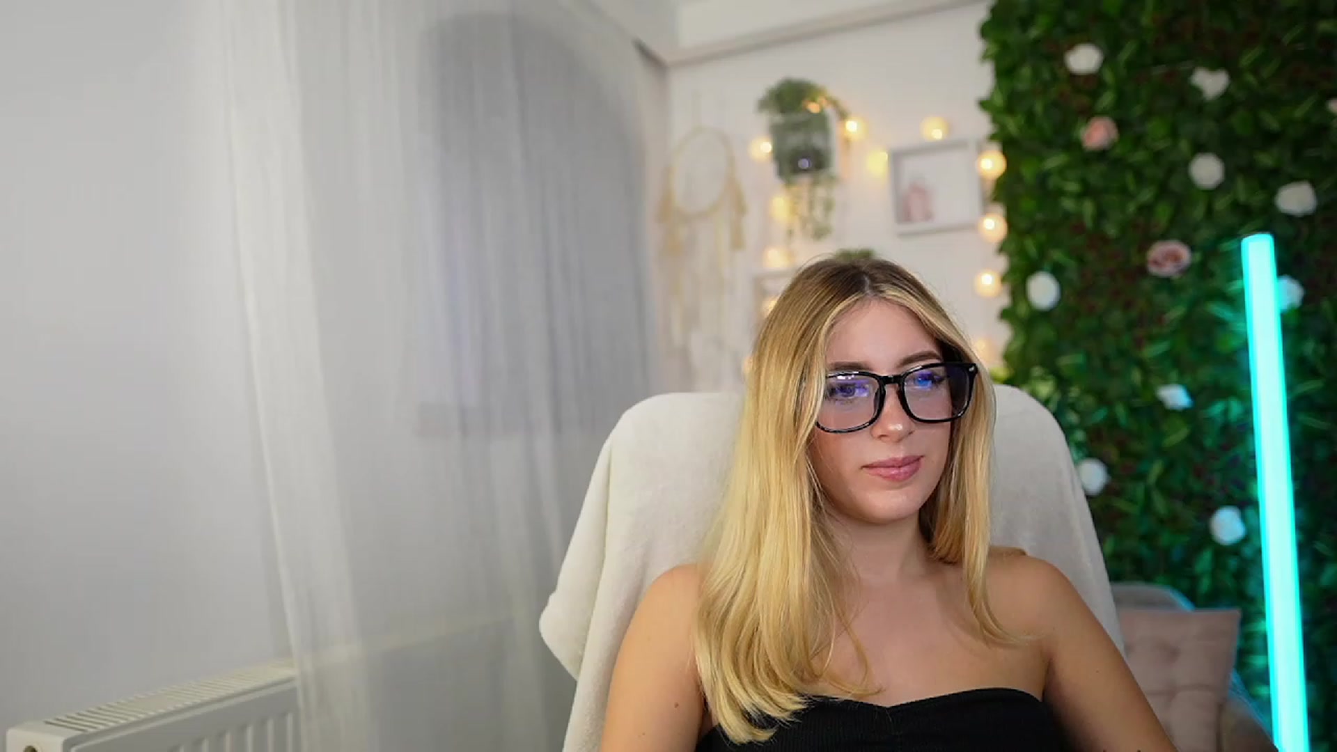 Gallery image thumbnail from Tina_Nappi18's myfreecams stream on, 09/27/2023, 15:30 image 4 of 20