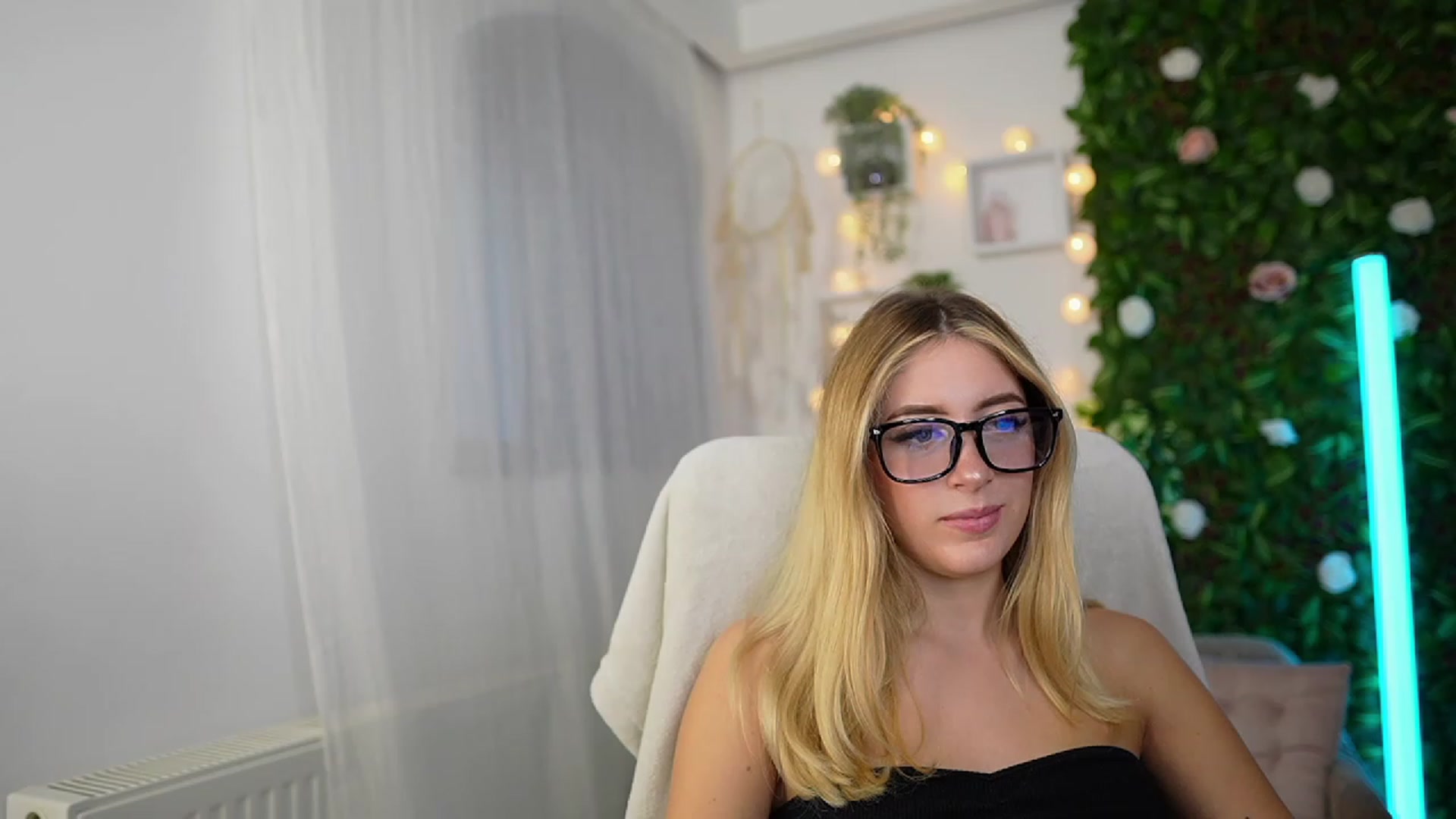 Gallery image thumbnail from Tina_Nappi18's myfreecams stream on, 09/27/2023, 15:30 image 14 of 20