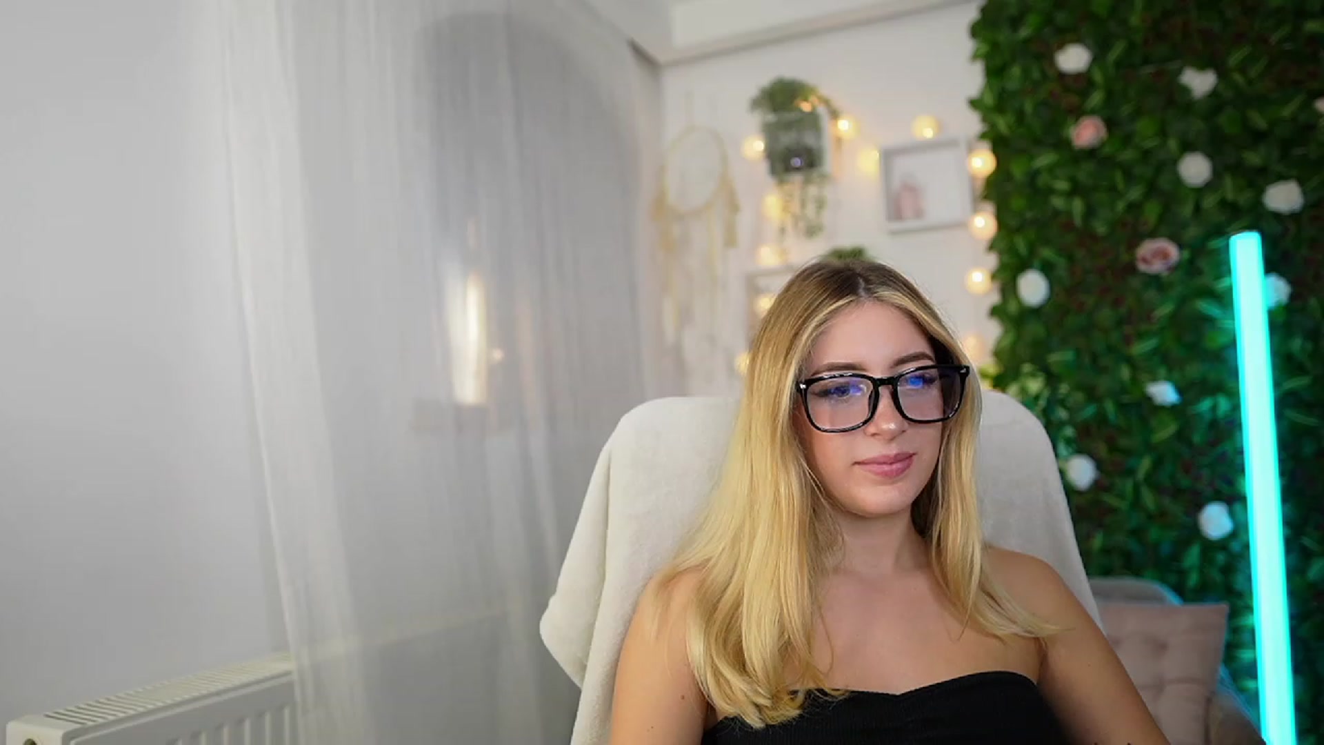 Gallery image thumbnail from Tina_Nappi18's myfreecams stream on, 09/27/2023, 15:30 image 11 of 20