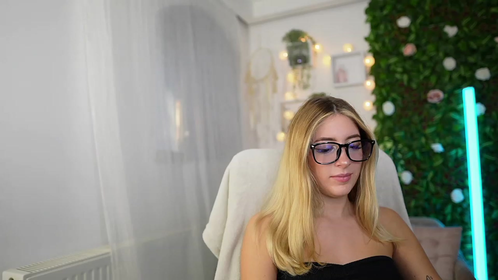 Gallery image thumbnail from Tina_Nappi18's myfreecams stream on, 09/27/2023, 15:30 image 12 of 20