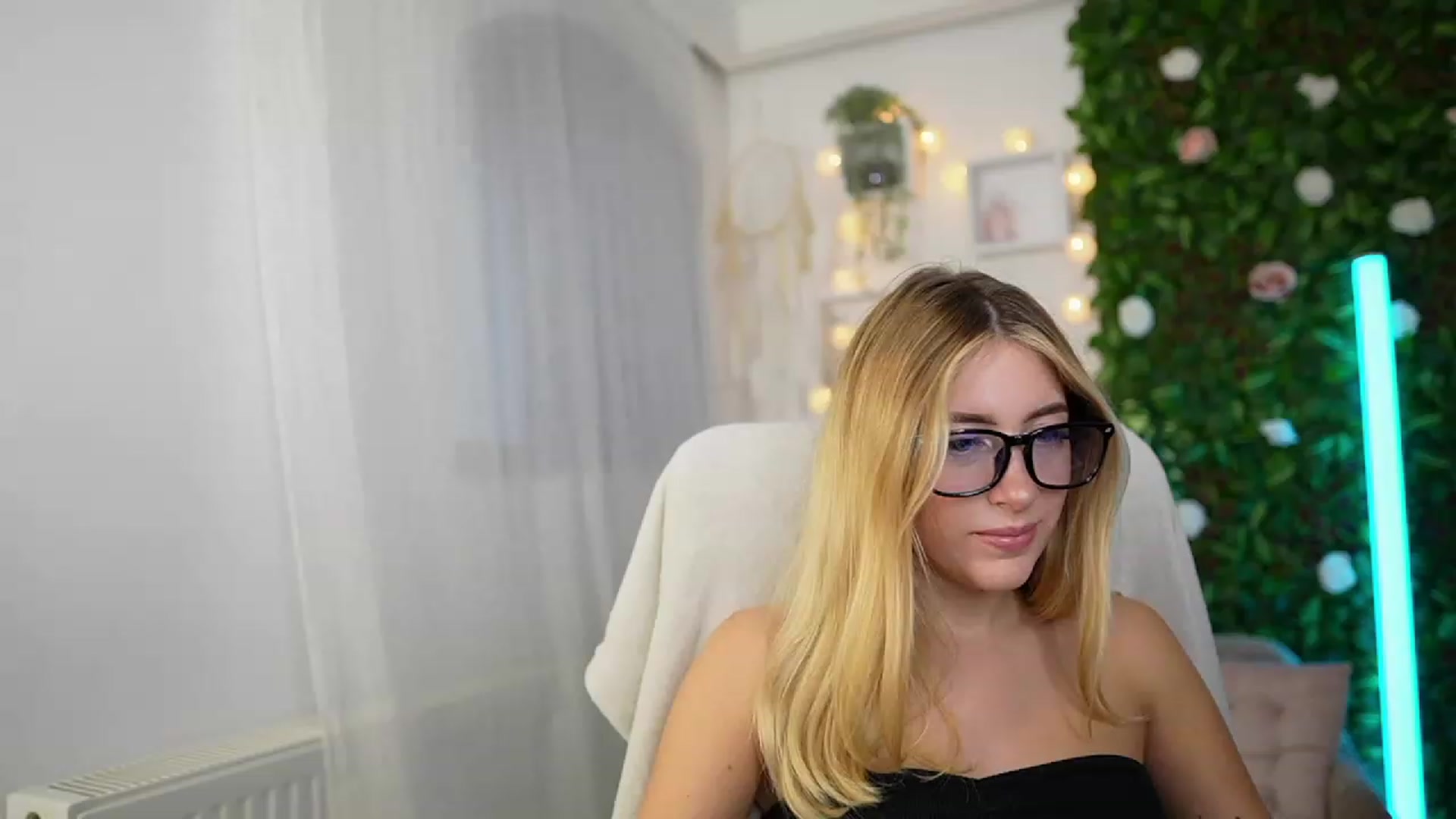 Gallery image thumbnail from Tina_Nappi18's myfreecams stream on, 09/27/2023, 15:30 image 6 of 20