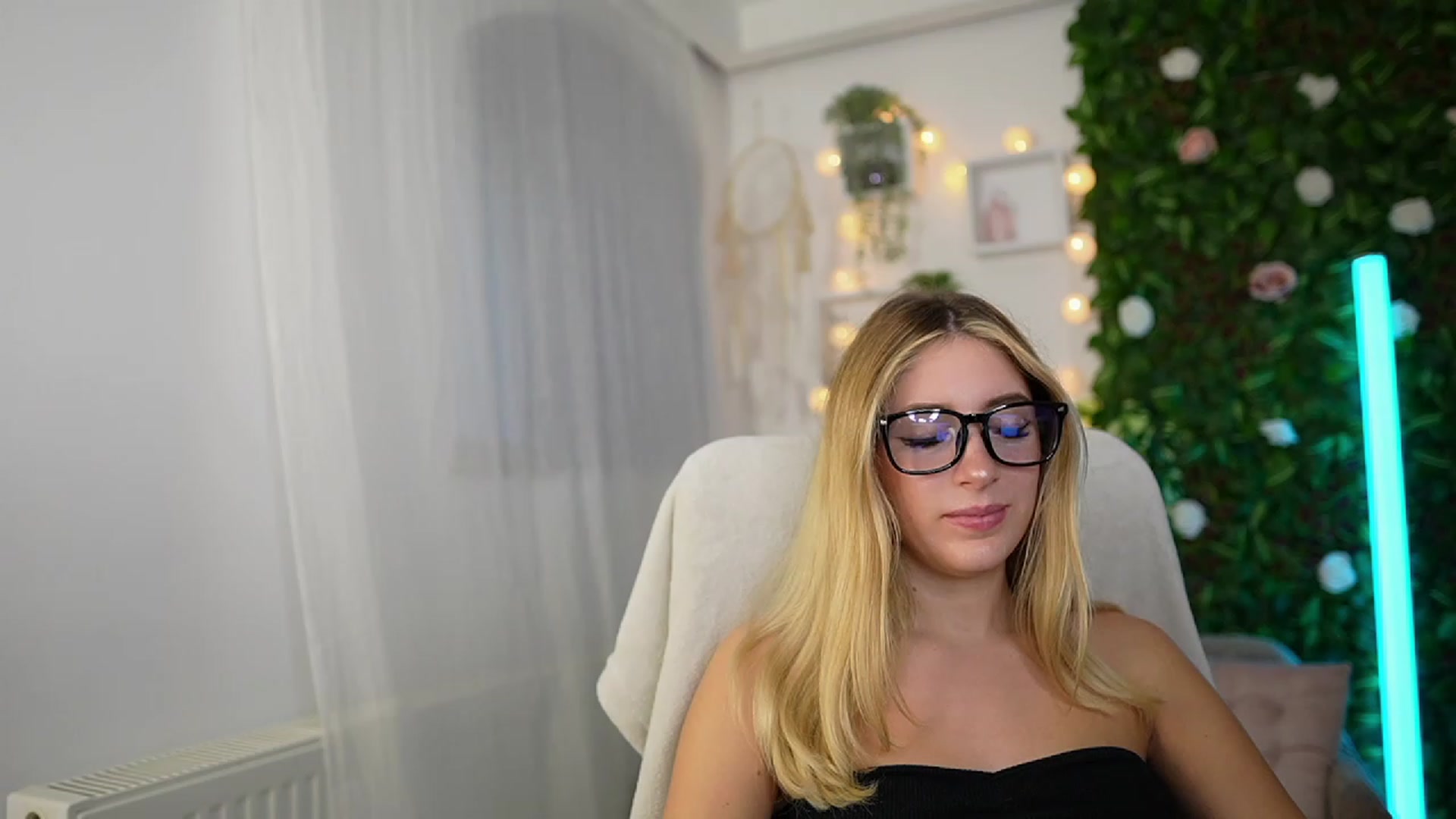 Gallery image thumbnail from Tina_Nappi18's myfreecams stream on, 09/27/2023, 15:30 image 19 of 20
