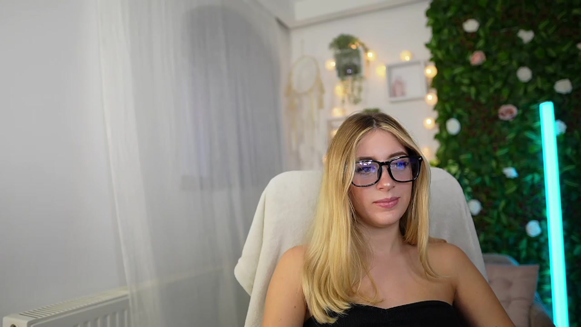 Gallery image thumbnail from Tina_Nappi18's myfreecams stream on, 09/27/2023, 15:30 image 3 of 20