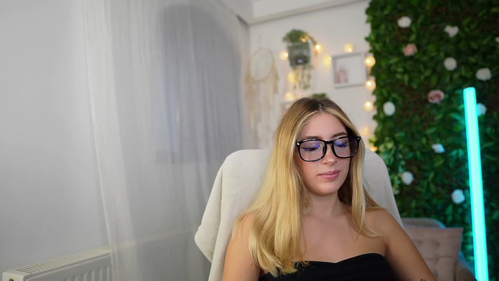 Gallery image thumbnail from Tina_Nappi18's myfreecams stream on, 09/27/2023, 15:30 image 8 of 20