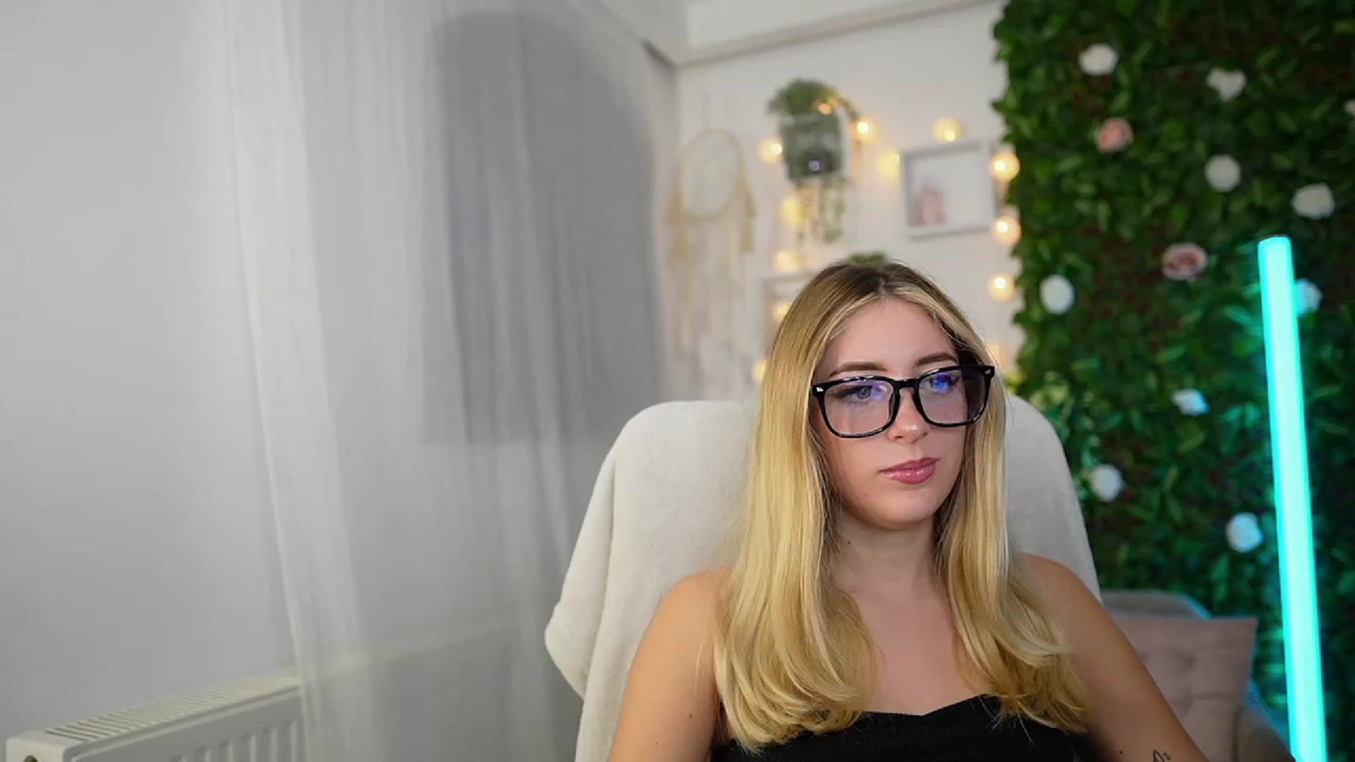 Gallery image thumbnail from Tina_Nappi18's myfreecams stream on, 09/27/2023, 17:03 image 14 of 20