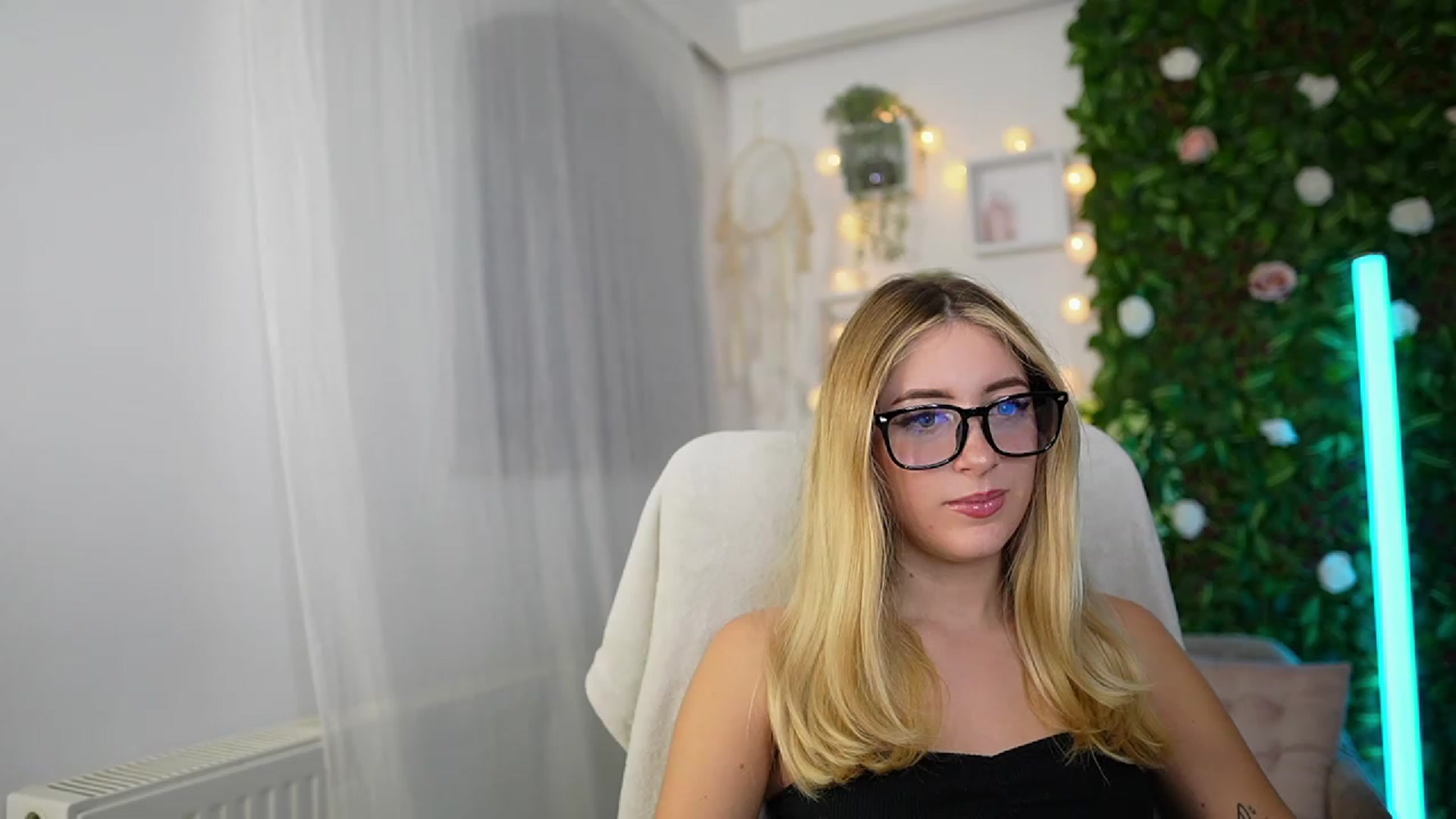 Gallery image thumbnail from Tina_Nappi18's myfreecams stream on, 09/27/2023, 17:03 image 9 of 20