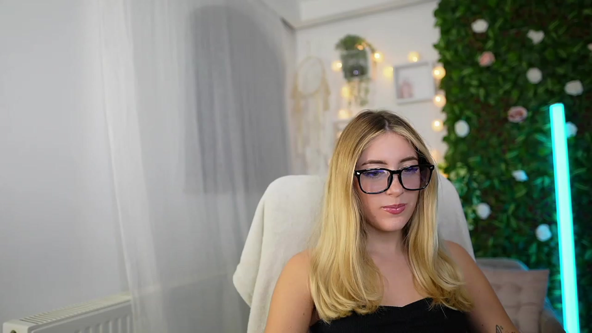 Gallery image thumbnail from Tina_Nappi18's myfreecams stream on, 09/27/2023, 17:03 image 6 of 20