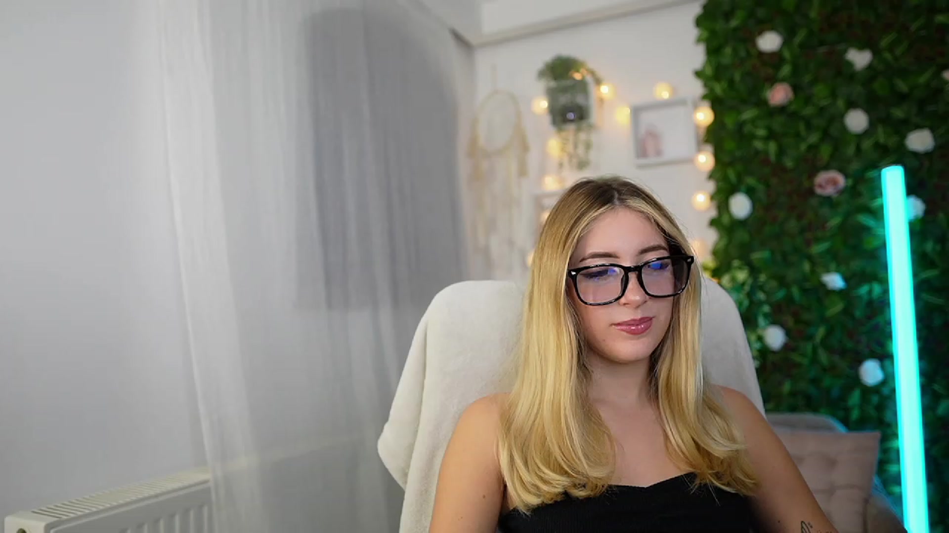 Gallery image thumbnail from Tina_Nappi18's myfreecams stream on, 09/27/2023, 17:03 image 7 of 20