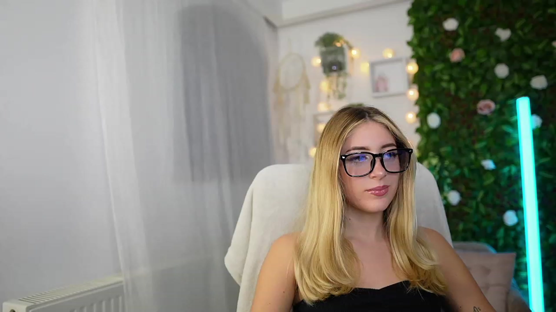 Gallery image thumbnail from Tina_Nappi18's myfreecams stream on, 09/27/2023, 17:03 image 11 of 20