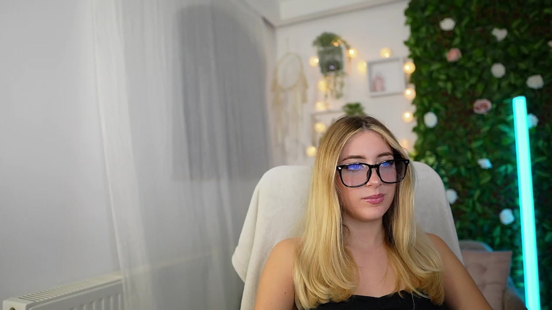 Gallery image thumbnail from Tina_Nappi18's myfreecams stream on, 09/27/2023, 17:46 image 8 of 20