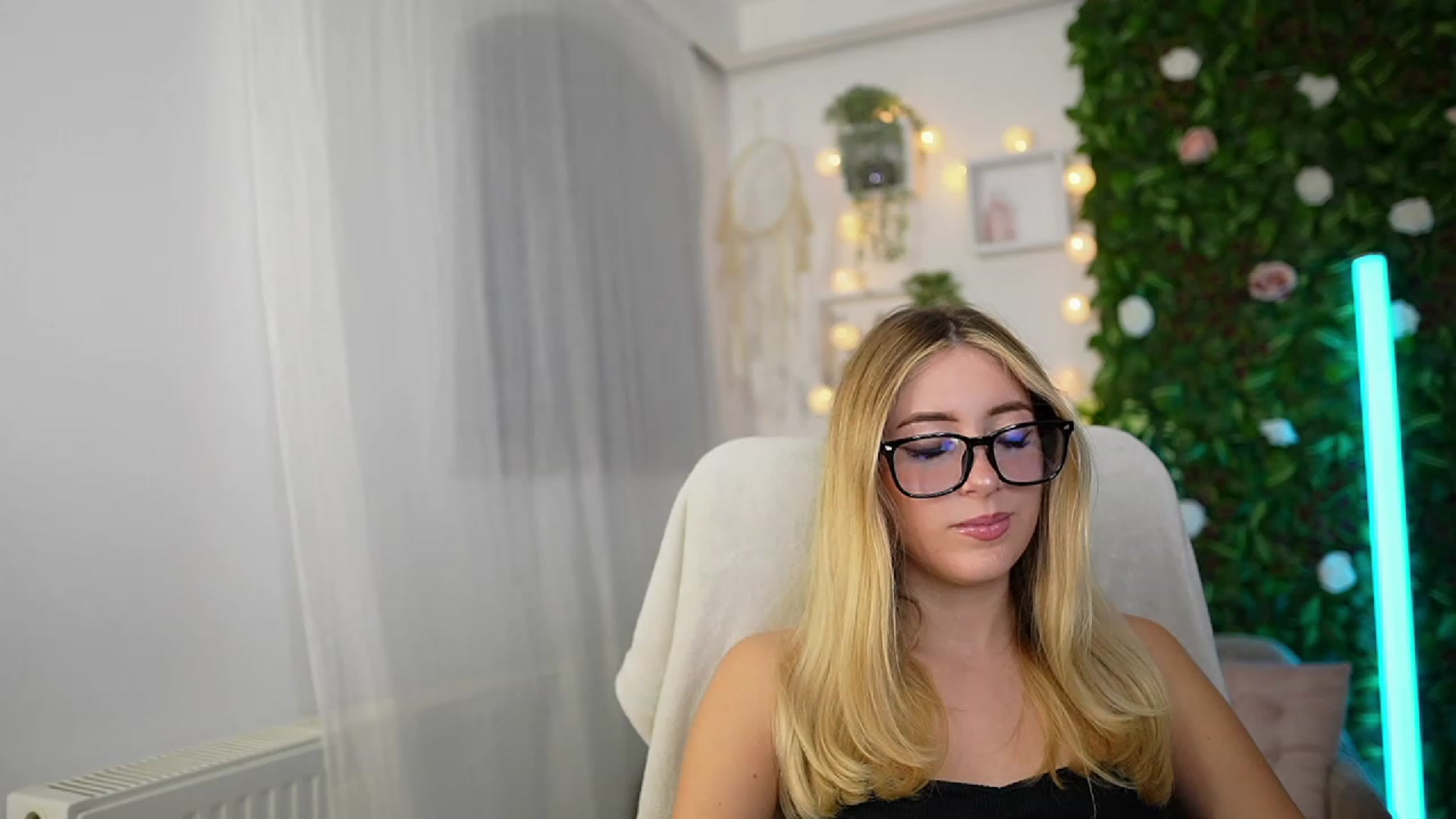 Gallery image thumbnail from Tina_Nappi18's myfreecams stream on, 09/27/2023, 17:46 image 11 of 20