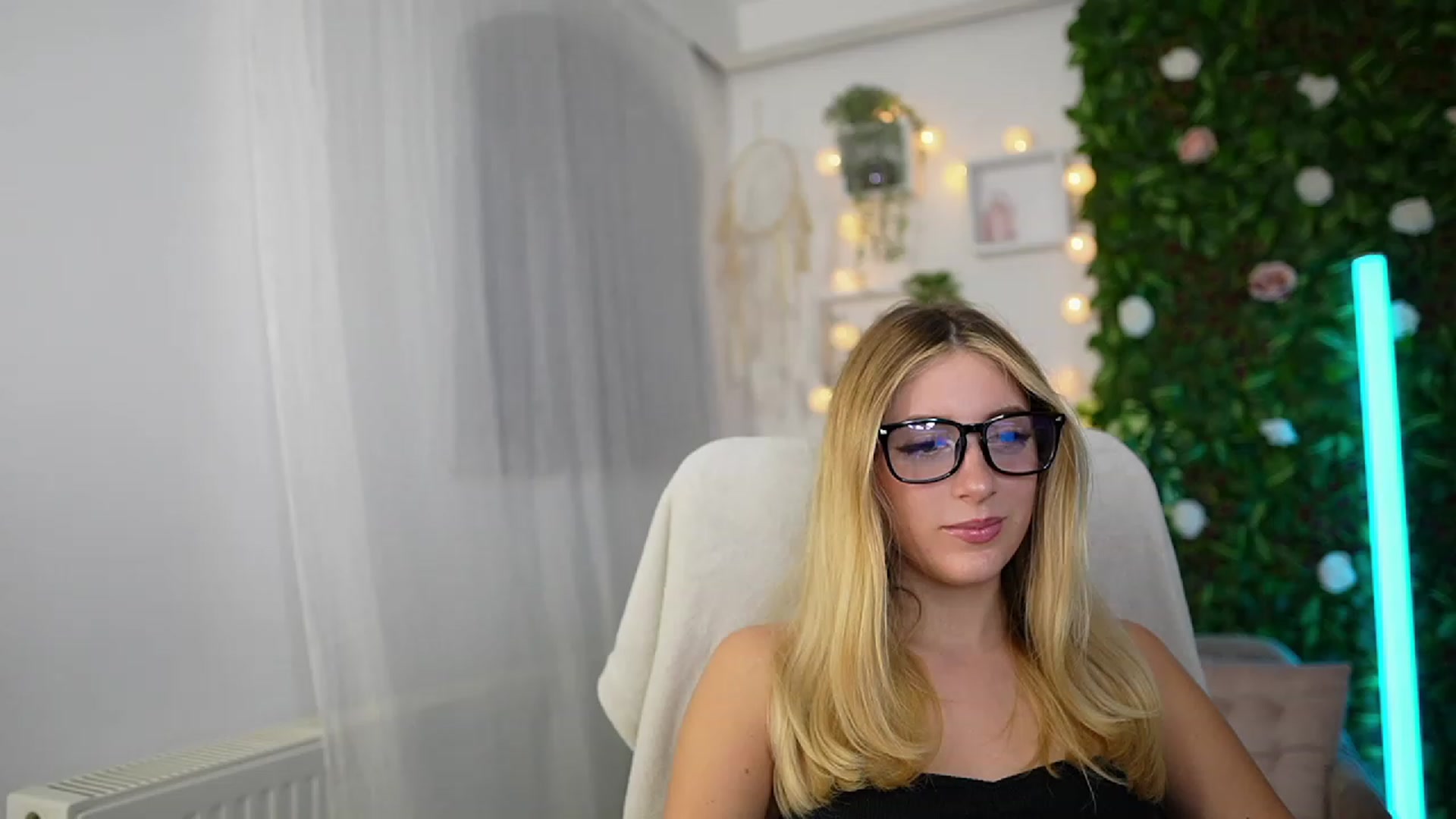 Gallery image thumbnail from Tina_Nappi18's myfreecams stream on, 09/27/2023, 17:46 image 18 of 20