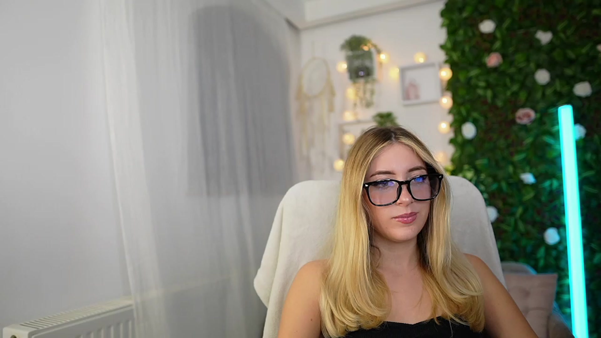 Gallery image thumbnail from Tina_Nappi18's myfreecams stream on, 09/27/2023, 17:46 image 9 of 20