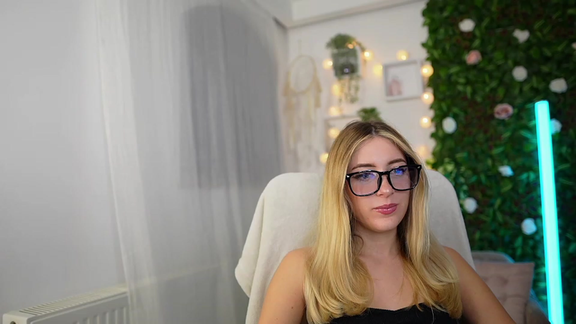 Gallery image thumbnail from Tina_Nappi18's myfreecams stream on, 09/27/2023, 17:46 image 5 of 20