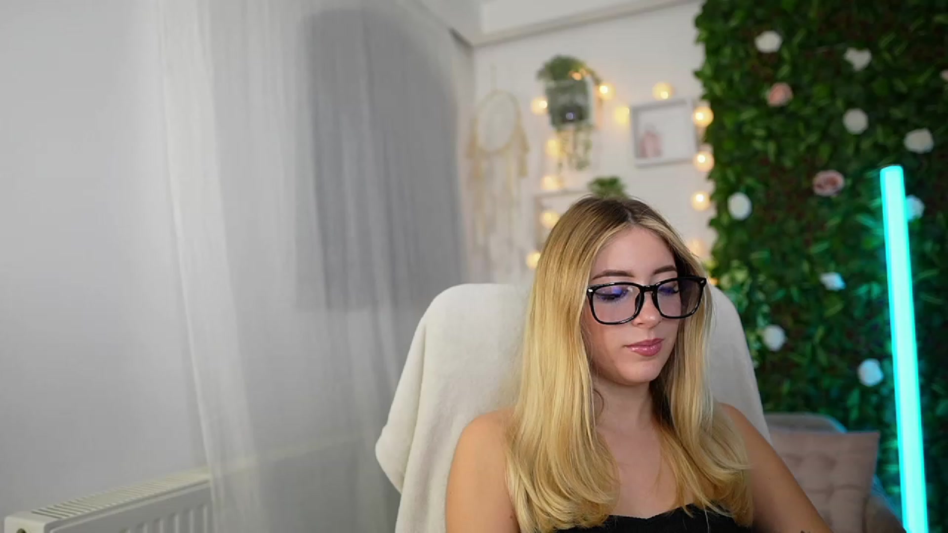 Gallery image thumbnail from Tina_Nappi18's myfreecams stream on, 09/27/2023, 17:46 image 3 of 20