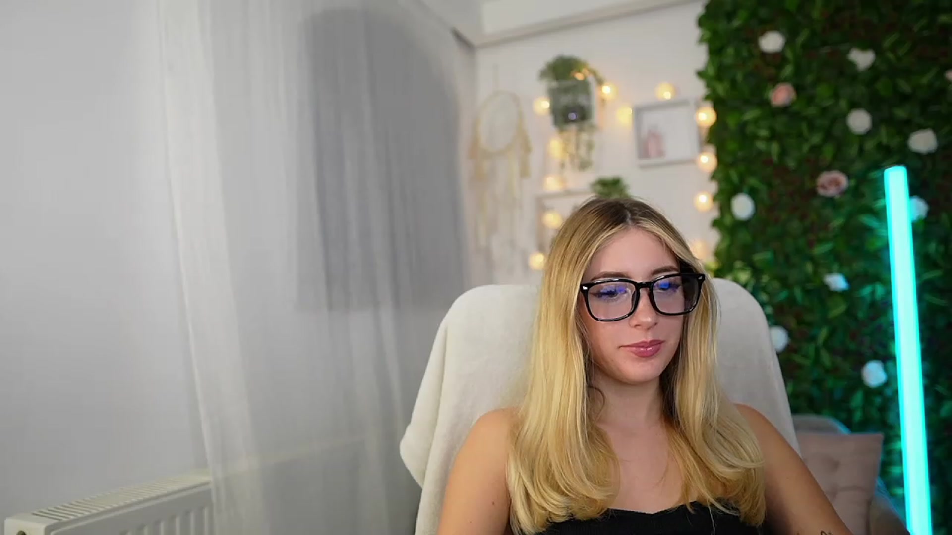 Gallery image thumbnail from Tina_Nappi18's myfreecams stream on, 09/27/2023, 17:46 image 12 of 20